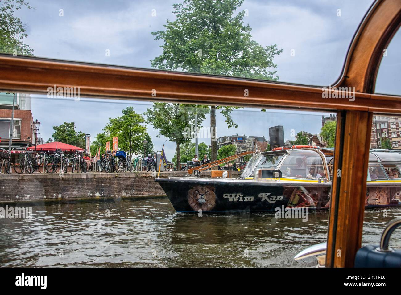 Image du point de vue de la visite en bateau sur un canal à Amsterdam Banque D'Images