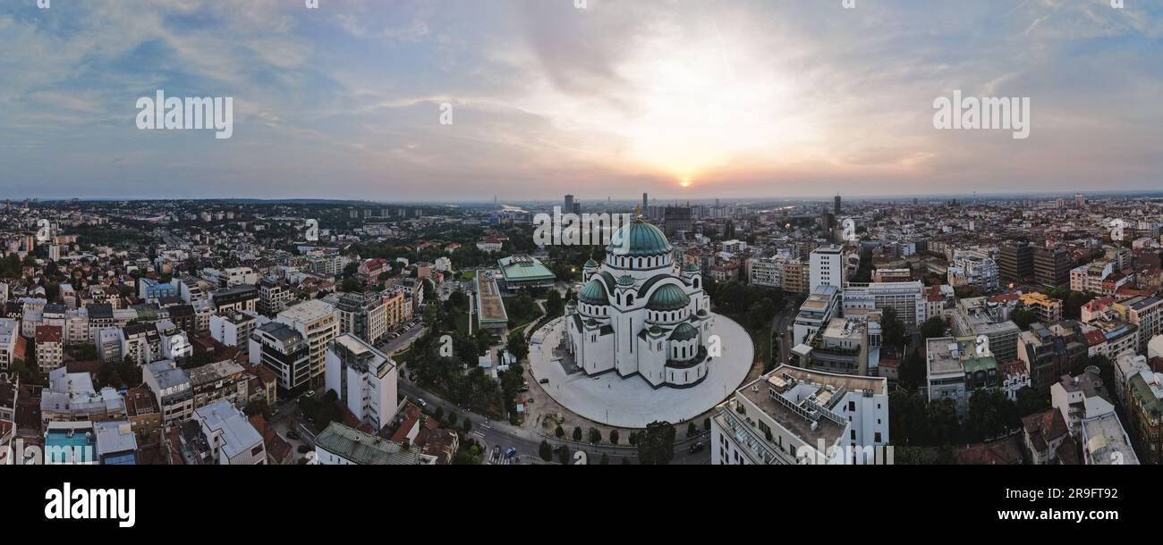 Belgrade centre-ville. Panorama aérien d'une ancienne capitale serbe de Belgrade avec l'église de Saint Sava. Coucher du soleil coucher du soleil panorama aérien, Belgrade, Serbie Banque D'Images