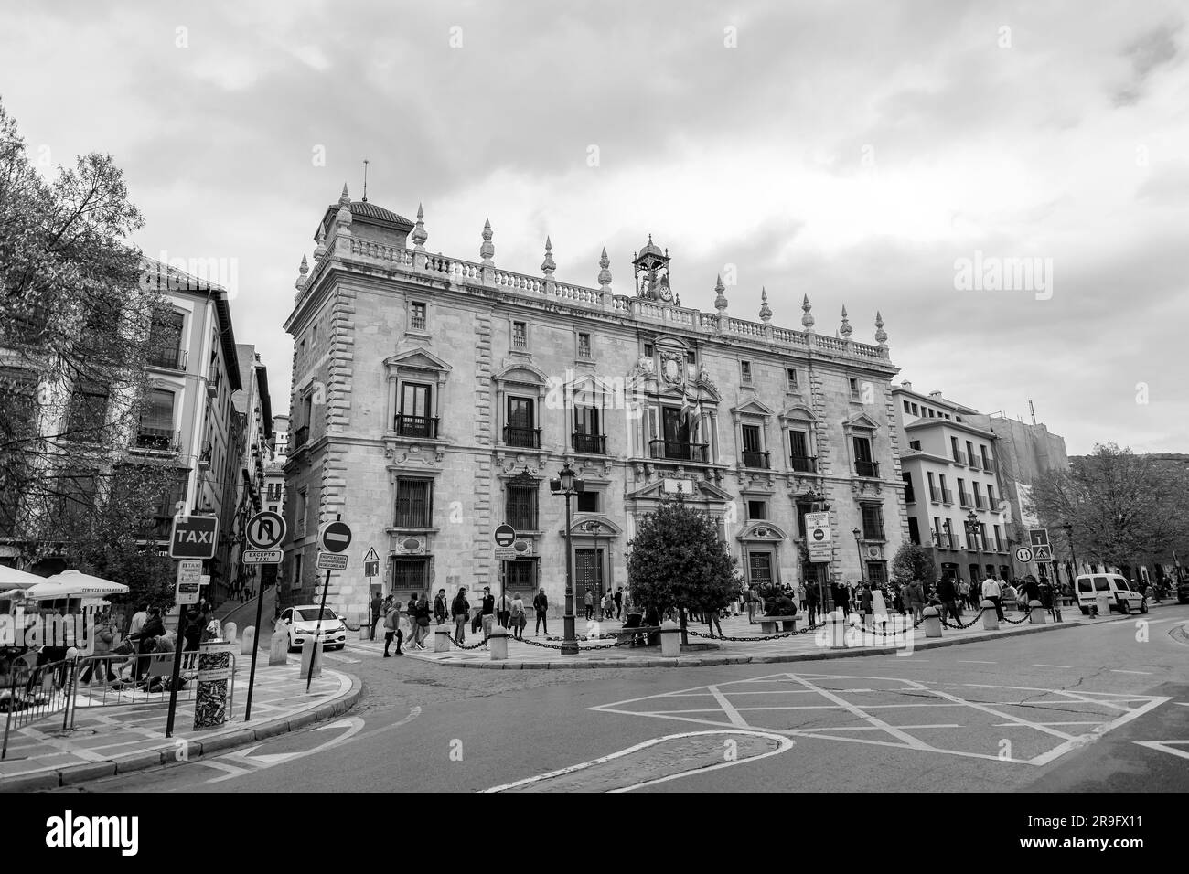 Grenade, Espagne - 22 février 2022: La Cour suprême d'Andalousie située sur la Plaza Nueva à Grenade, Espagne. Banque D'Images