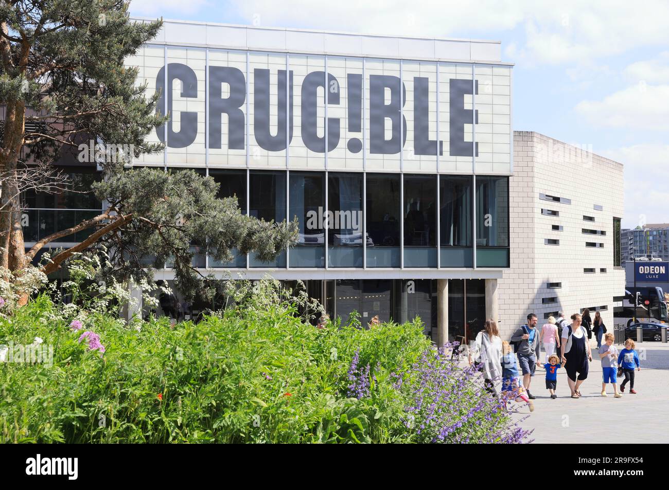 Crucible Theatre, Sheffield, dans le Yorkshire du Sud, qui accueille régulièrement des productions mais est surtout connu pour accueillir le Championnat du monde de Snooker annuel. Banque D'Images