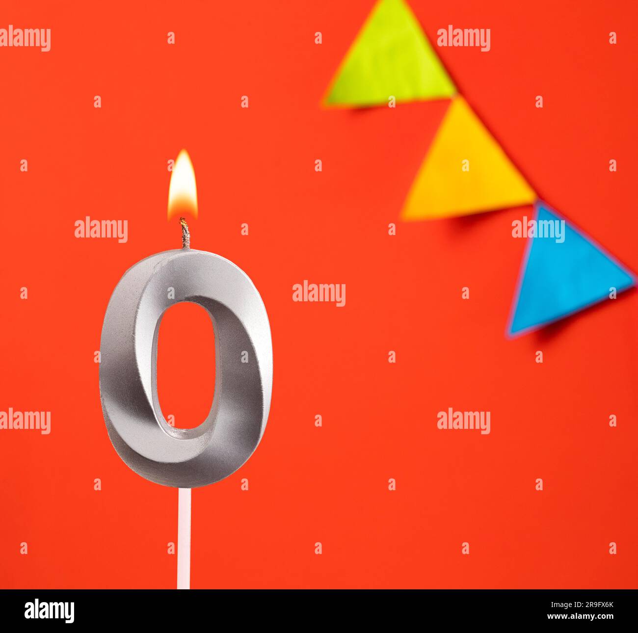 Carte d'anniversaire - bougie numéro 0 sur fond orange Photo Stock - Alamy