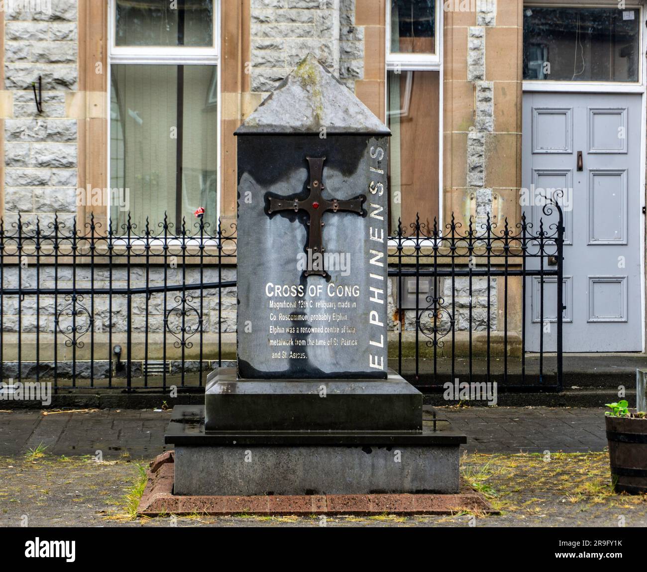 Une réplique de la Croix de Cong dans la ville d'Elphin, Roscommon, Irlande. La croix originale, est conservée au Musée national d'Irlande. Banque D'Images
