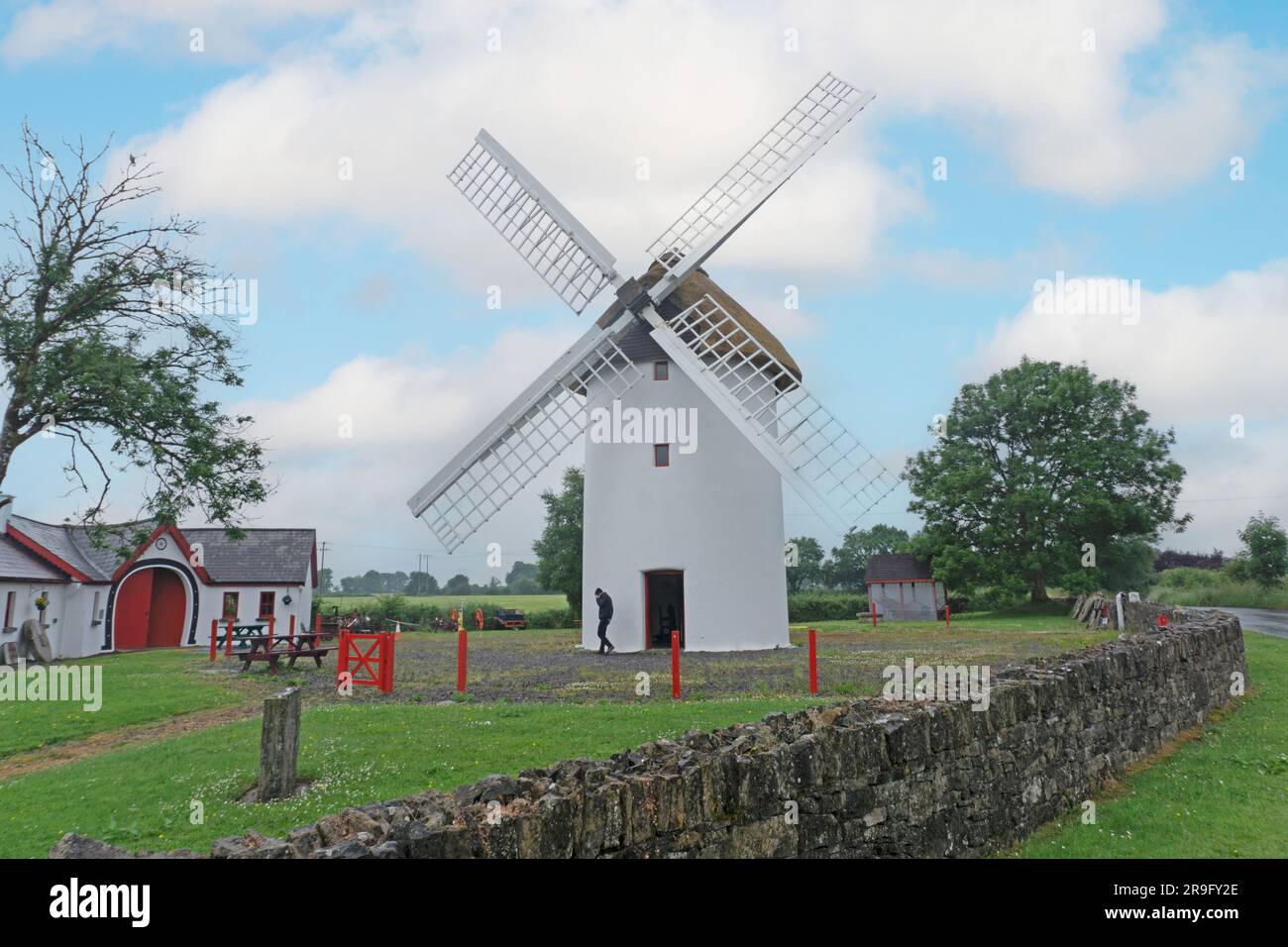 Elphin Windmill and Agricultural Museum à Elphin, Roscommon, Irlande. Le moulin à vent date de 1730. Rénové en 1996. Il possède une section de toit en chaume Banque D'Images