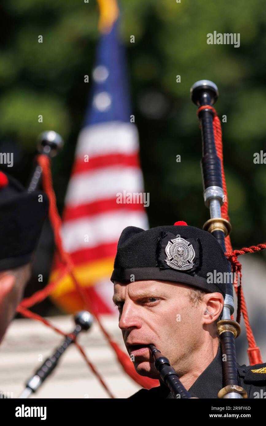 Portland, États-Unis. 26th juin 2023. Les tubes et tambours de Portland Fire Fighters jouent. Les pompiers de Portland ont tenu leur cérémonie annuelle du Mémorial David Campbell à 28 juin 2023, au Mémorial des pompiers du centre-ville de Portland, en Oregon, pour honorer les pompiers qui sont morts dans l'exercice de leurs fonctions. Il porte le nom du chef des pompiers David Campbell, qui est décédé en protégeant d'autres pompiers sur 26 juin 1911. (Photo de John Rudoff/Sipa USA) crédit: SIPA USA/Alay Live News Banque D'Images