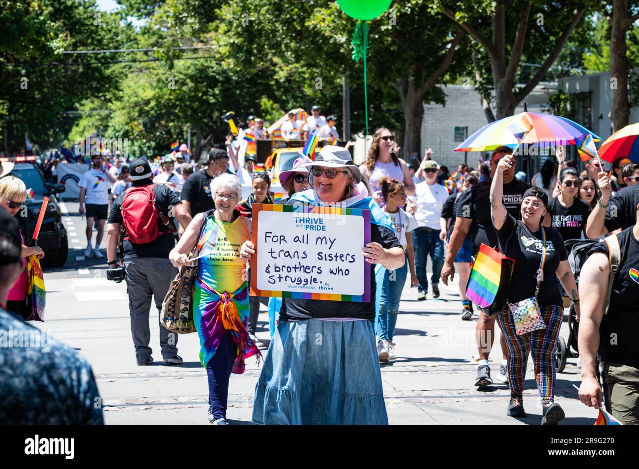 Un membre de la délégation Kaiser tient une pancarte qui dit "pour tous mes frères et sœurs trans qui luttent" à la parade annuelle de la fierté de Sacramento. Banque D'Images