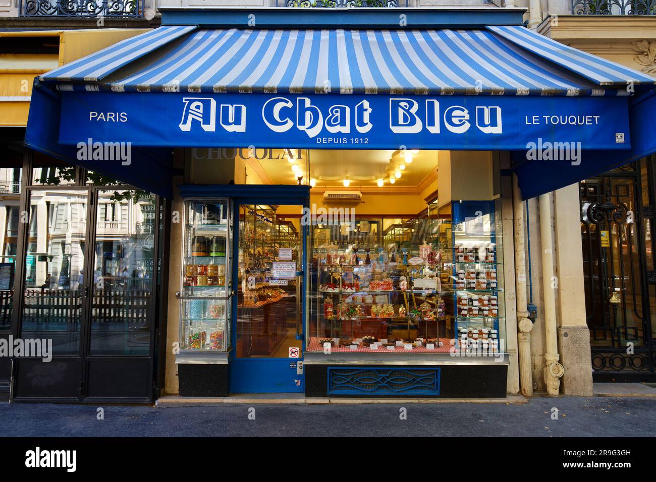 Paris, France-24 juin 2023 : au Bleu Chat Chocolatier est une boutique française traditionnelle de bonbon, autour de 1912. Il est situé au boulevar Haussmann Banque D'Images