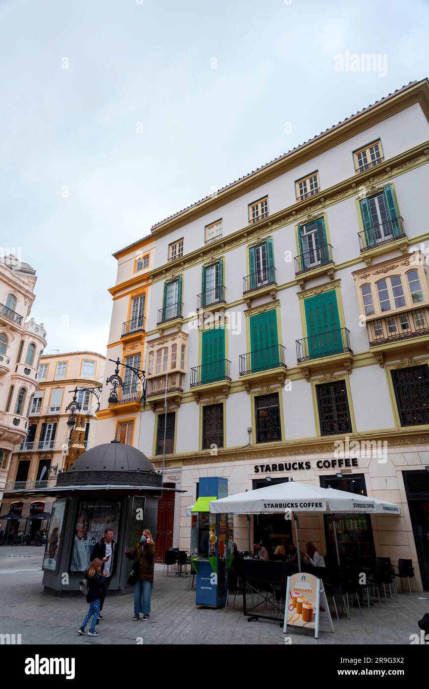 Malaga, Espagne - 27 FÉVRIER 2022: Vue sur la rue et architecture générique à Malaga, Andalousie, Espagne. Banque D'Images