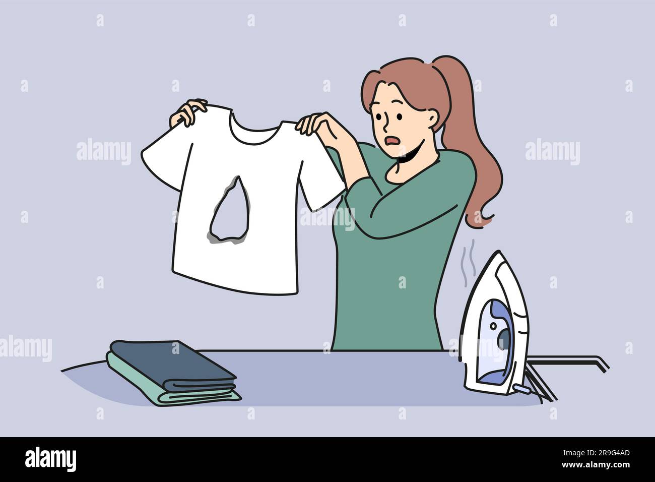 La femme de ménage maladroite repassant des vêtements a brûlé trou dans le t -shirt et ne sait pas comment réparer l'erreur. Une femme se tient près de  la planche à repasser avec