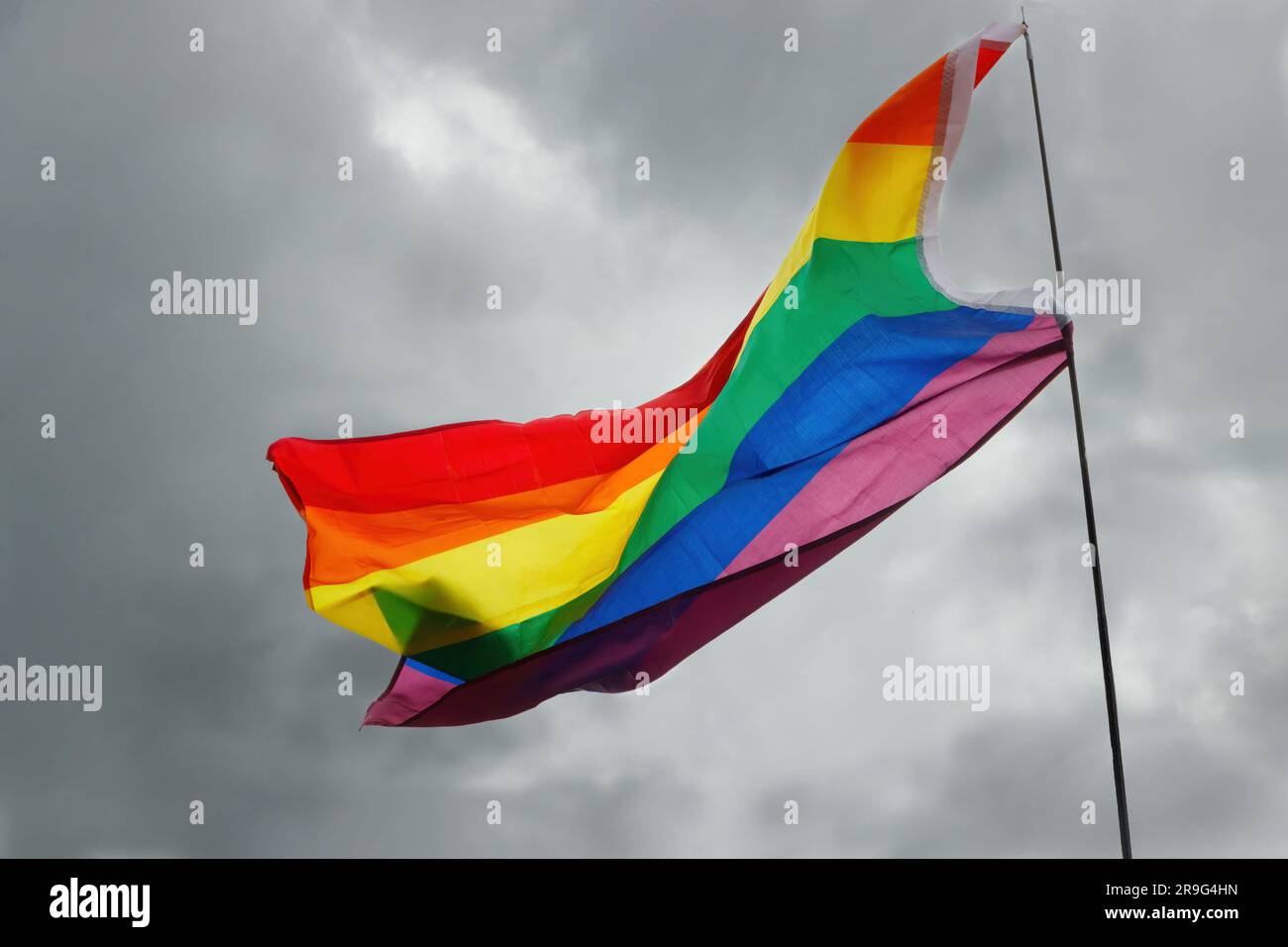 Drapeau de fierté arc-en-ciel à Stoke on Trent gay Pride parade dans le staffordshire de hanley Park juin 2023 Banque D'Images