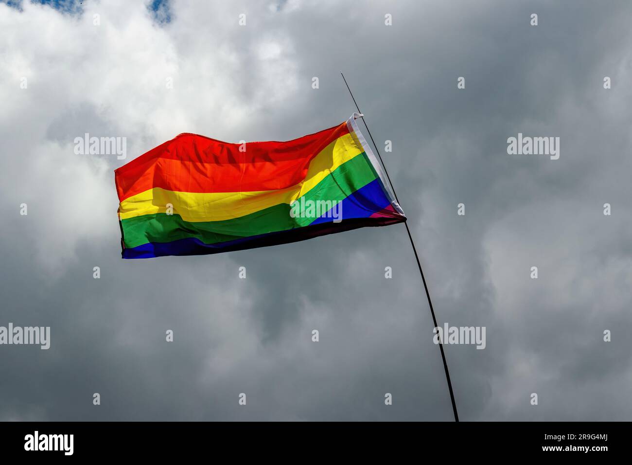 Drapeau de fierté arc-en-ciel à Stoke on Trent gay Pride parade dans le staffordshire de hanley Park juin 2023 Banque D'Images
