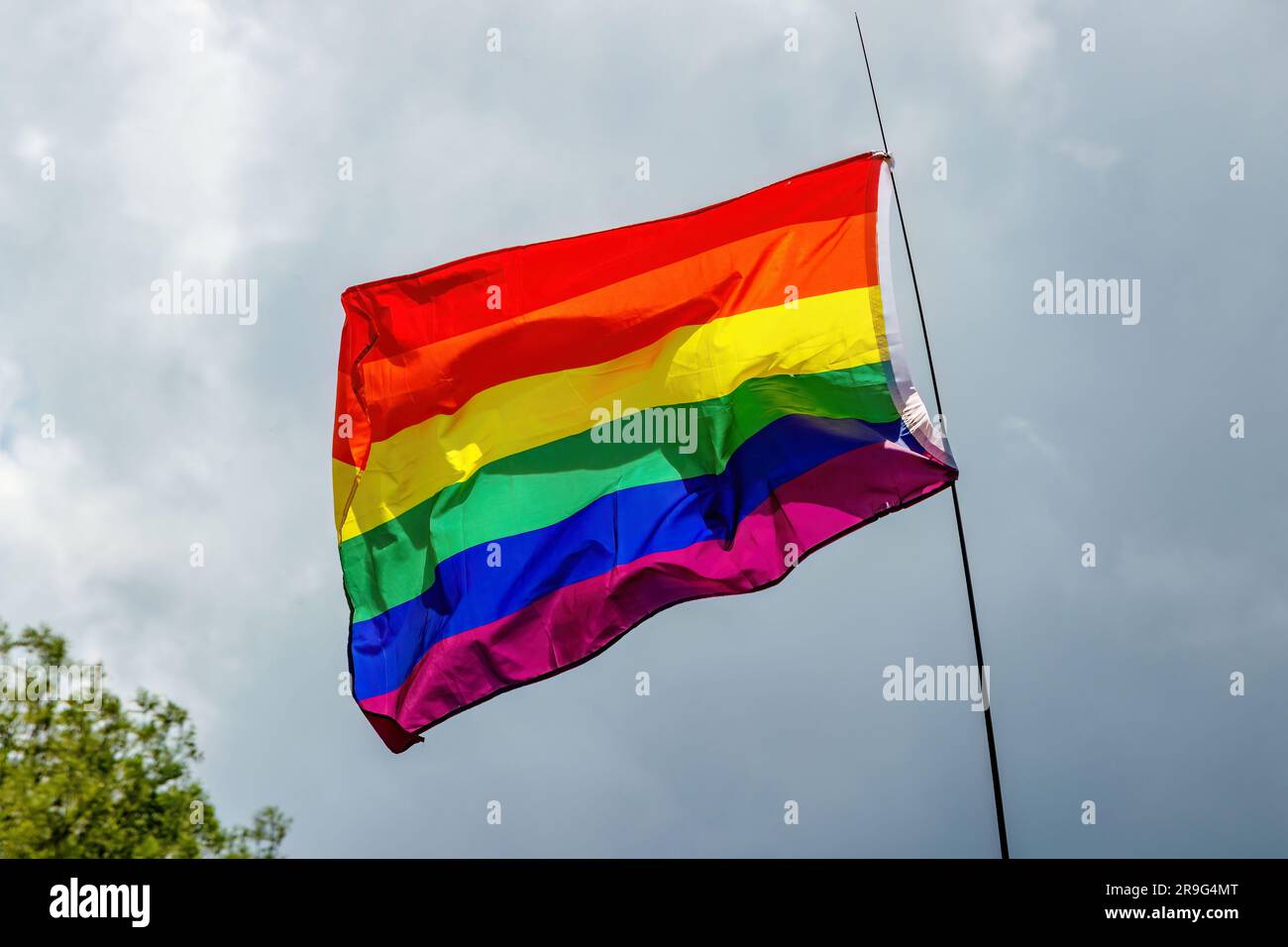 Drapeau de fierté arc-en-ciel à Stoke on Trent gay Pride parade dans le staffordshire de hanley Park juin 2023 Banque D'Images