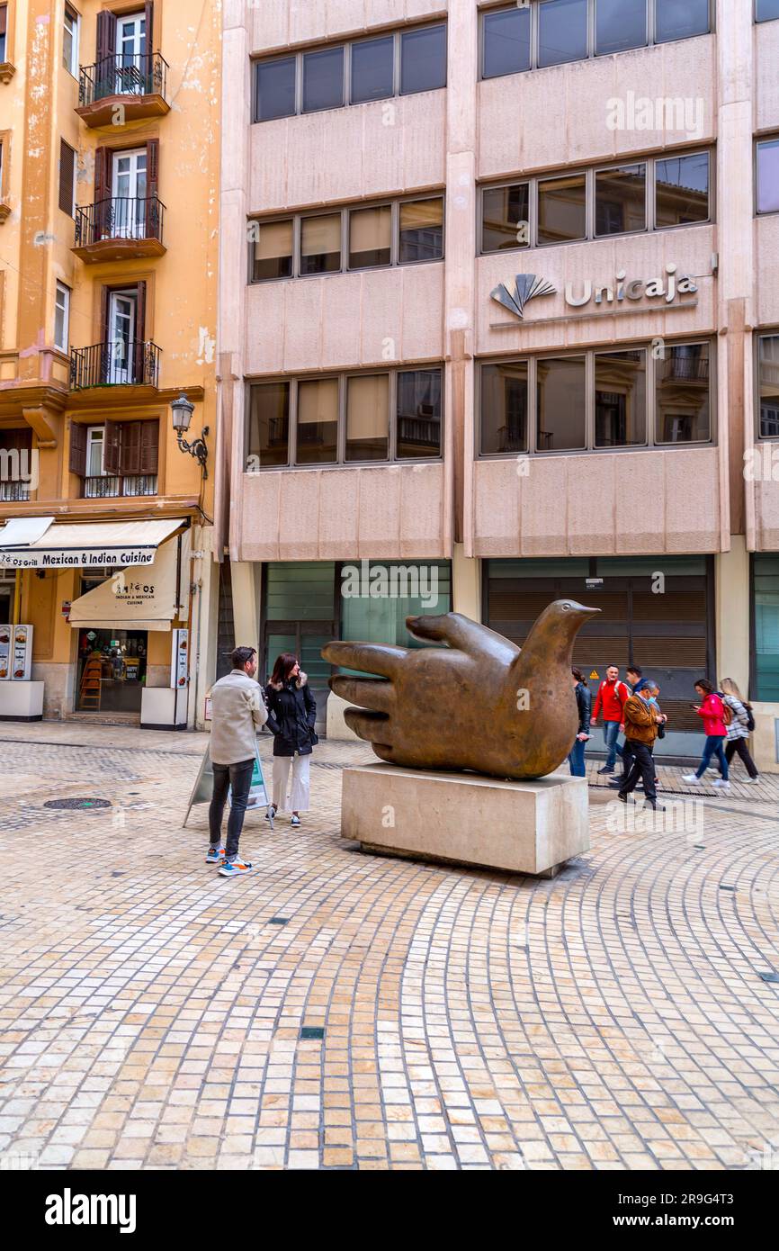 Malaga, Espagne - 27 FÉVRIER 2022 : statue d'oiseau de Chiromanque de Jose Sequiri, une forme de main à demi-colombe et à demi-ouverture, basée sur un dessin de l'artiste malagan Banque D'Images