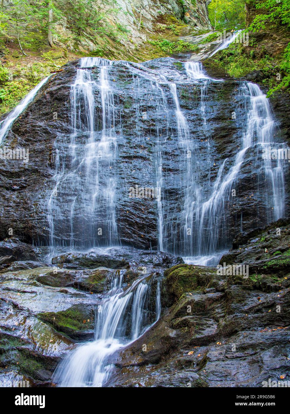 De l'eau douce et soyeuse coule sur une falaise dans les montagnes Adirondack, dans le nord de l'État de New York, aux États-Unis. Banque D'Images