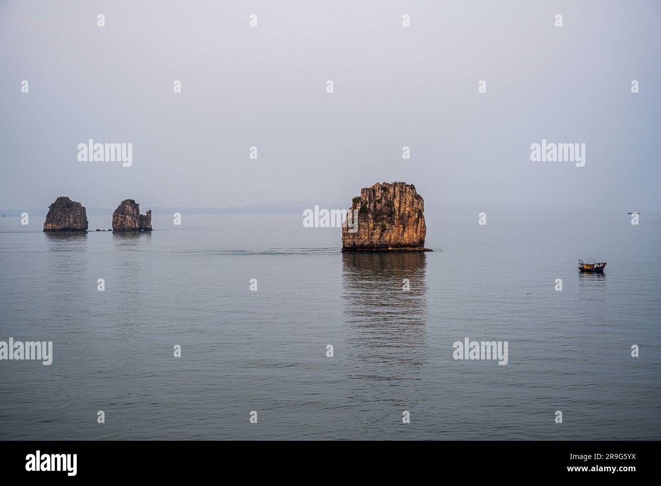 Une photo minimaliste de Ha long Bay pendant une matinée brumeuse Banque D'Images