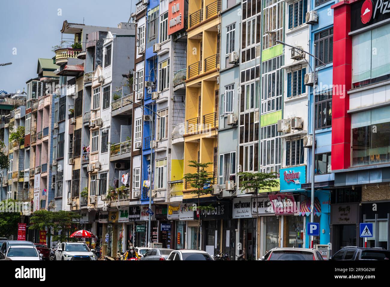 Ha long, Vietnam -- 19 mars 2023. Une photo prise avec un téléobjectif d'entreprises et de bâtiments multicolores dans une rue animée de Ha long, Viezna Banque D'Images