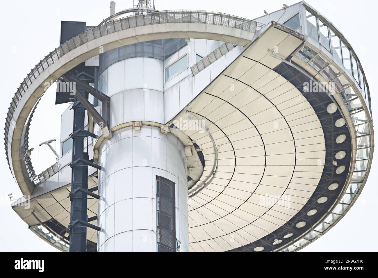 Partie inférieure du phare de Moncloa avec des plaques, des spots et un point de vue avec un plancher de verre et un grand pôle circulaire central Banque D'Images