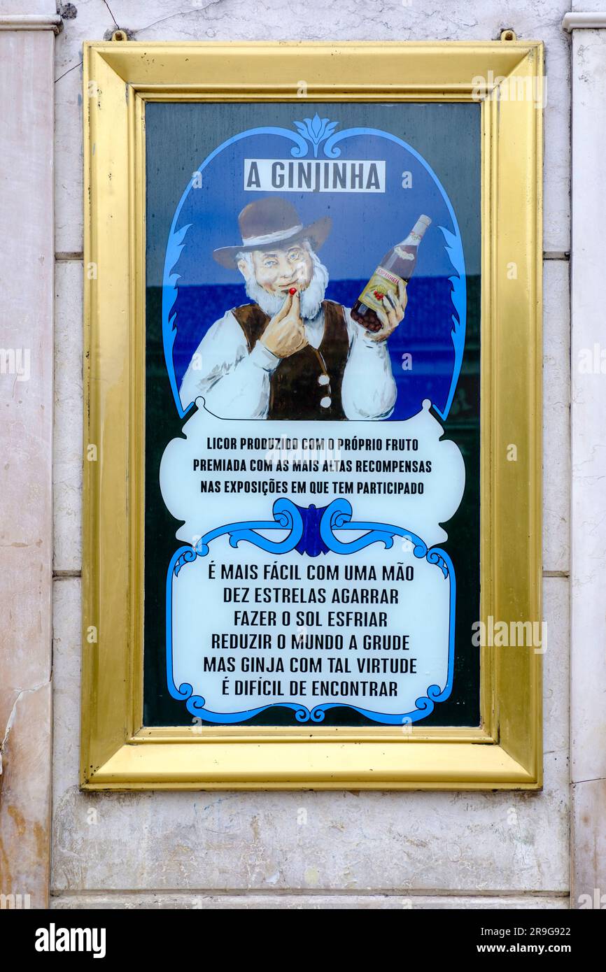 Affiche publicitaire pour boisson alcoolisée, bar à liqueur de cerise Ginjinha, boutique au Largo de São Domingos, Praça de São Domingos, Lisbonne, Portugal Banque D'Images