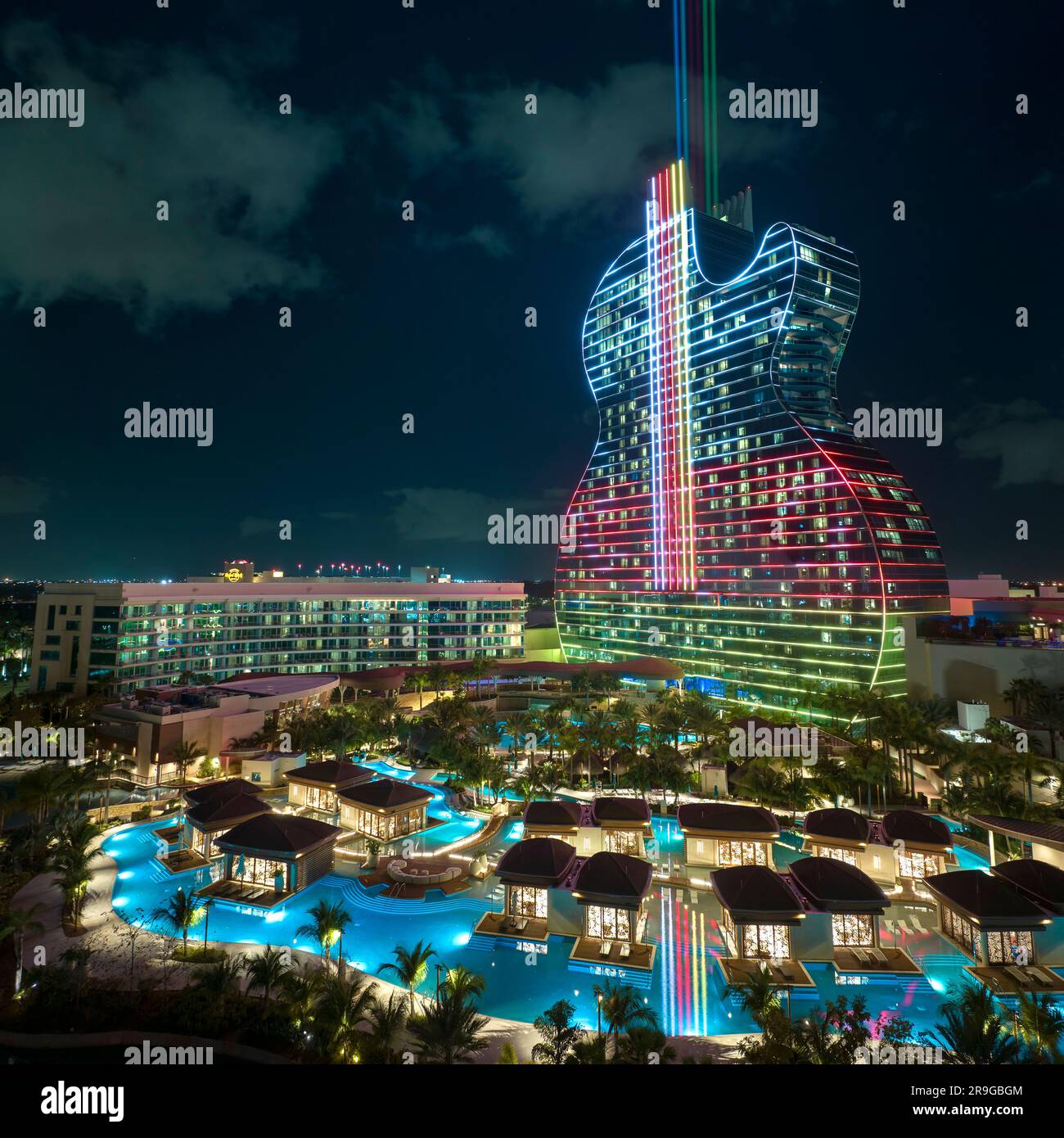 Vue aérienne du Seminole Hard Rock Hotel et de la structure du Casino en forme de guitare illuminés de lumières colorées au néon à Hollywood, Floride Banque D'Images