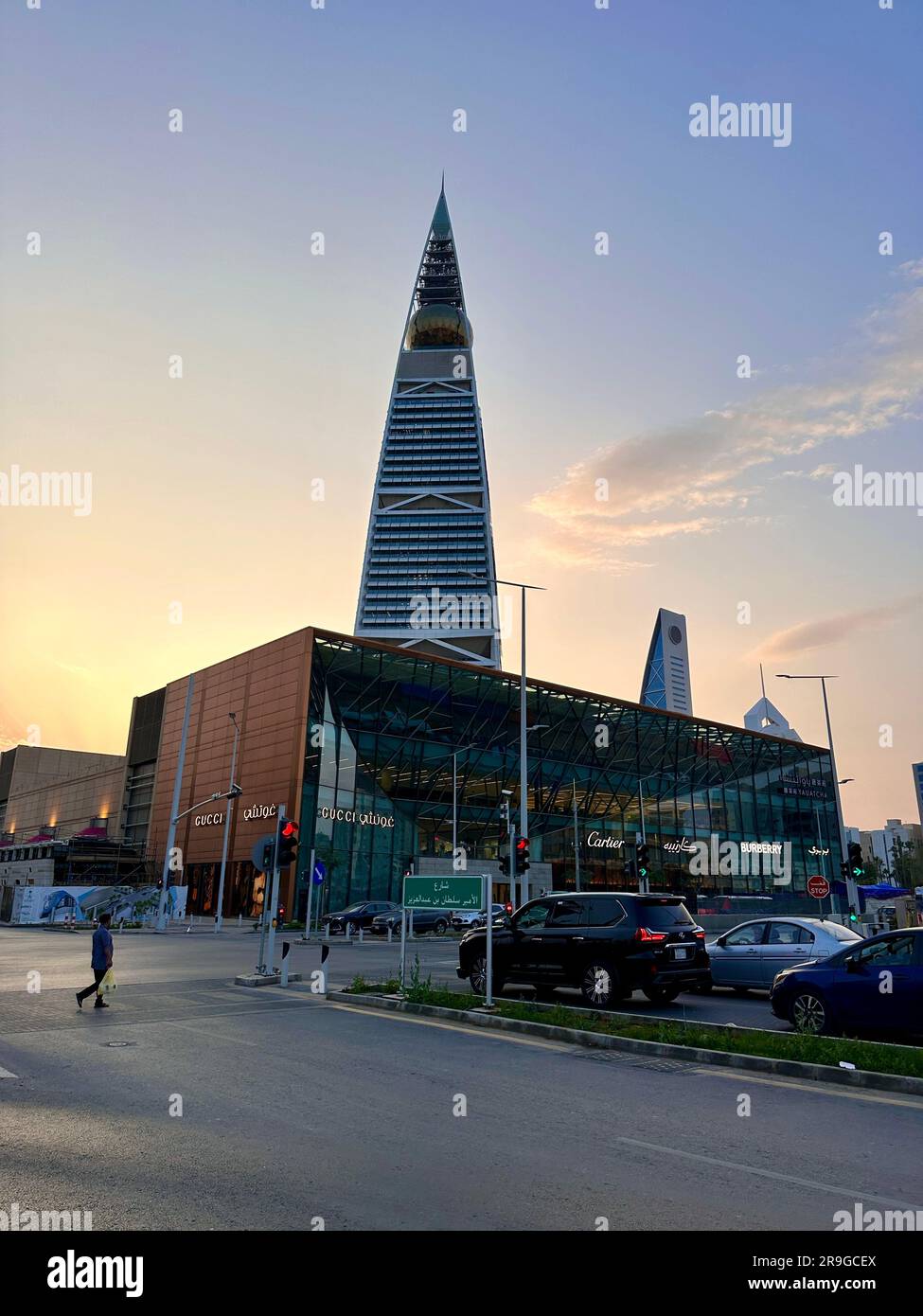 Riyad , Arabie Saoudite Mar 11 2023: Centre ville - tour Al Faysalyah - circulation routière Banque D'Images