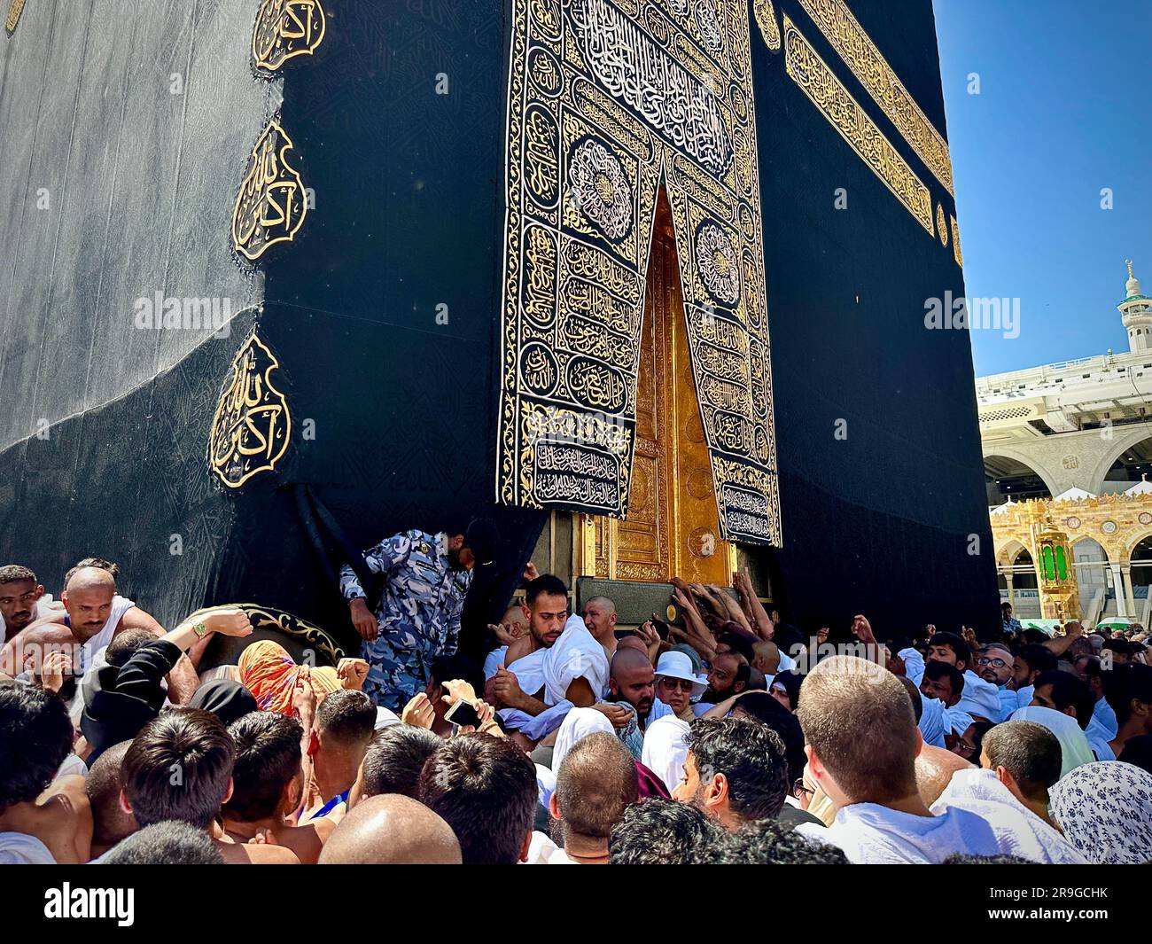 La Mecque Arabie Saoudite - Mars 17 2023: Les gens surpeuplés à Al Kaaba dans la mosquée Al Haram - hajj et umra Banque D'Images