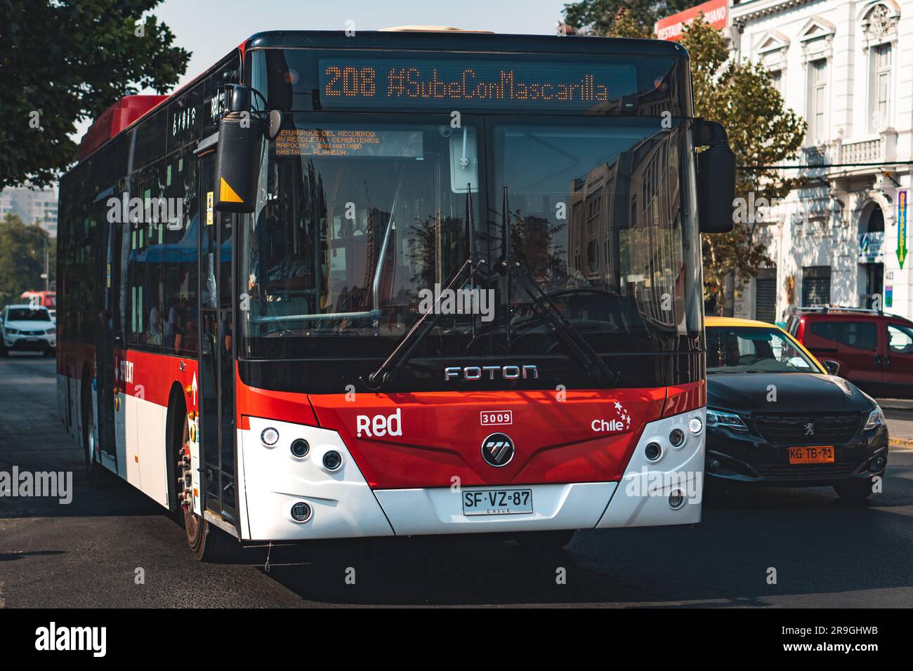 Santiago, Chili - 09 février 2023: Un transport public électrique Transantiago, ou Rouge Metropolitana de Movilidad, bus faisant la route 208. Banque D'Images