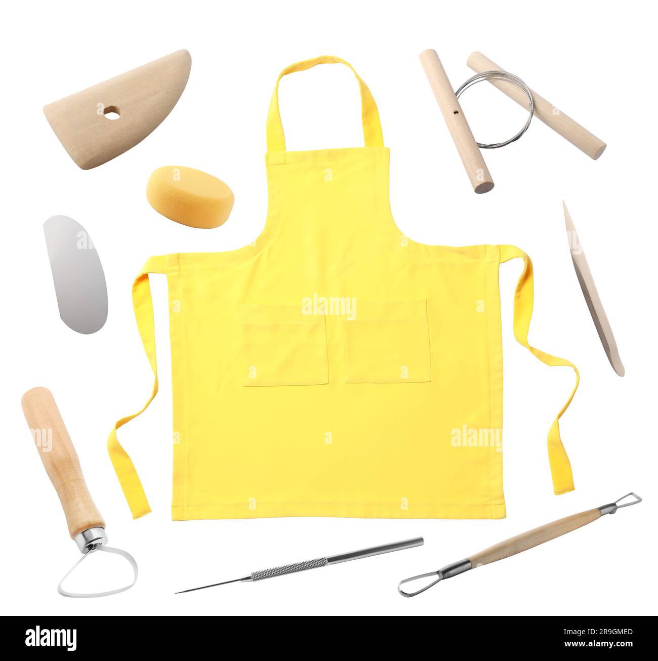 Ensemble d'outils de poterie et tablier jaune sur fond blanc Banque D'Images
