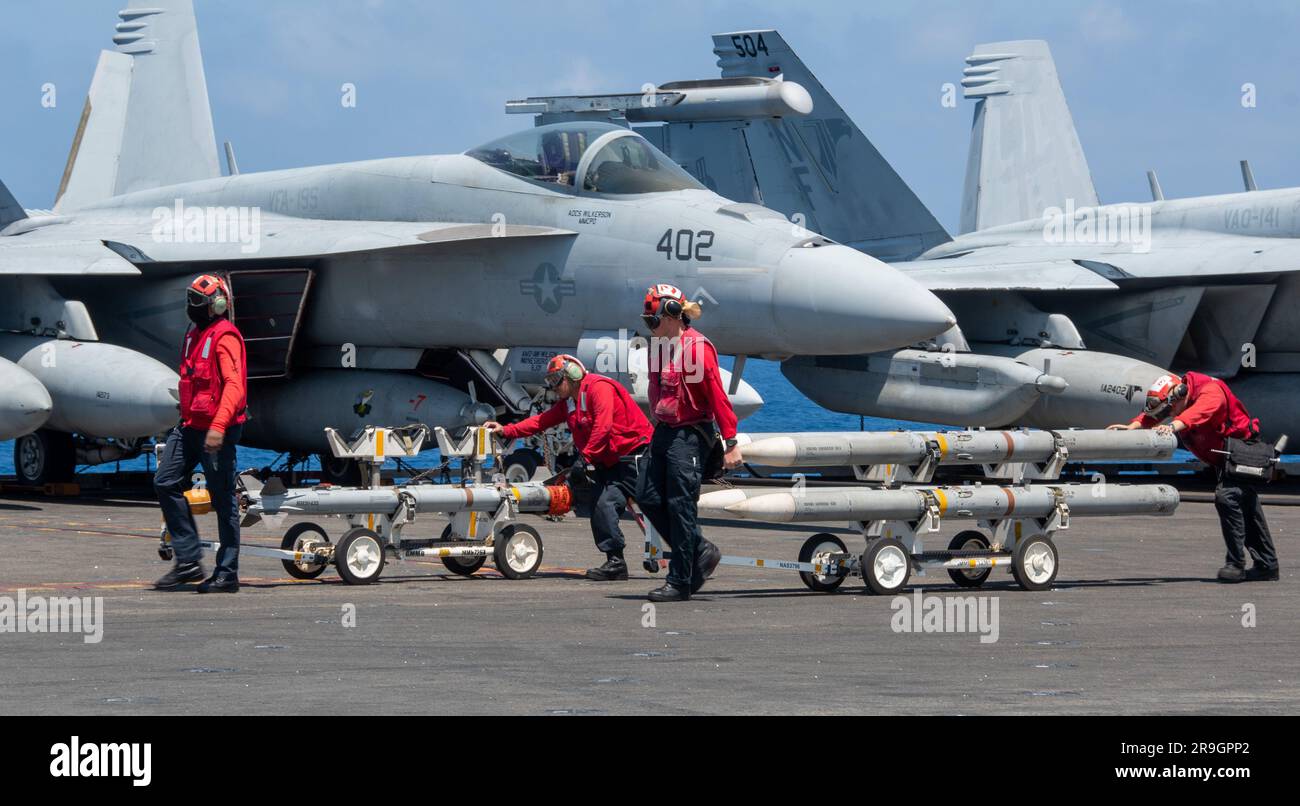 230623-N-UF592-3014 LES marins DE LA MER DE CHINE MÉRIDIONALE (23 juin 2023) déplacent des munitions sur le pont de vol des États-Unis Le seul porte-avions de la Marine, le USS Ronald Reagan (CVN 76), en mer de Chine méridionale, à 23 juin 2023. Ronald Reagan, le navire amiral du Carrier Strike Group 5, fournit une force prête à combattre qui protège et défend les États-Unis, et soutient les alliances, les partenariats et les intérêts maritimes collectifs dans la région Indo-Pacifique. (É.-U. Photo de la marine par le spécialiste des communications de masse 3rd classe Eric Stanton) Banque D'Images