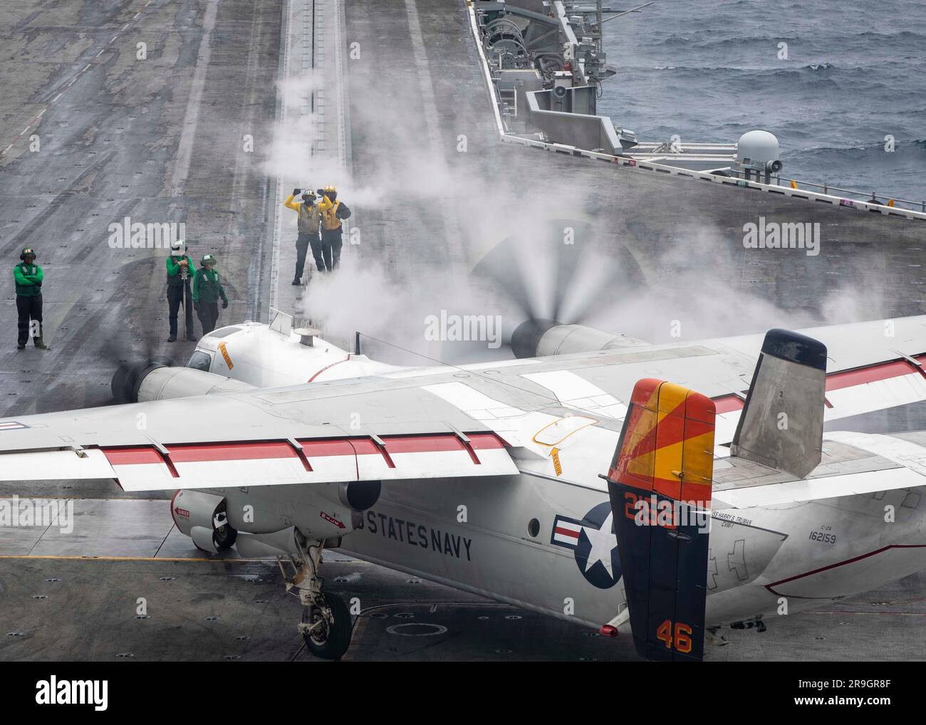 230623-N-EW043-2008 OCÉAN ATLANTIQUE (23 juin 2023) un E-2D Hawkeye, attaché à l'escadron de commandement et de contrôle aéroporté du transporteur (VAW) 120, effectue un toucher-aller sur le pont de vol du porte-avions de la classe Nimitz USS George H.W. Bague (CVN 77), 23 juin 2023. Le George H.W. M. Bush est en cours dans l'océan Atlantique pour effectuer des qualifications de transporteur, une évolution de la formation qui assure la compétence des pilotes. (É.-U. Photo marine par le Matelot de 1re classe Erin Watson) Banque D'Images