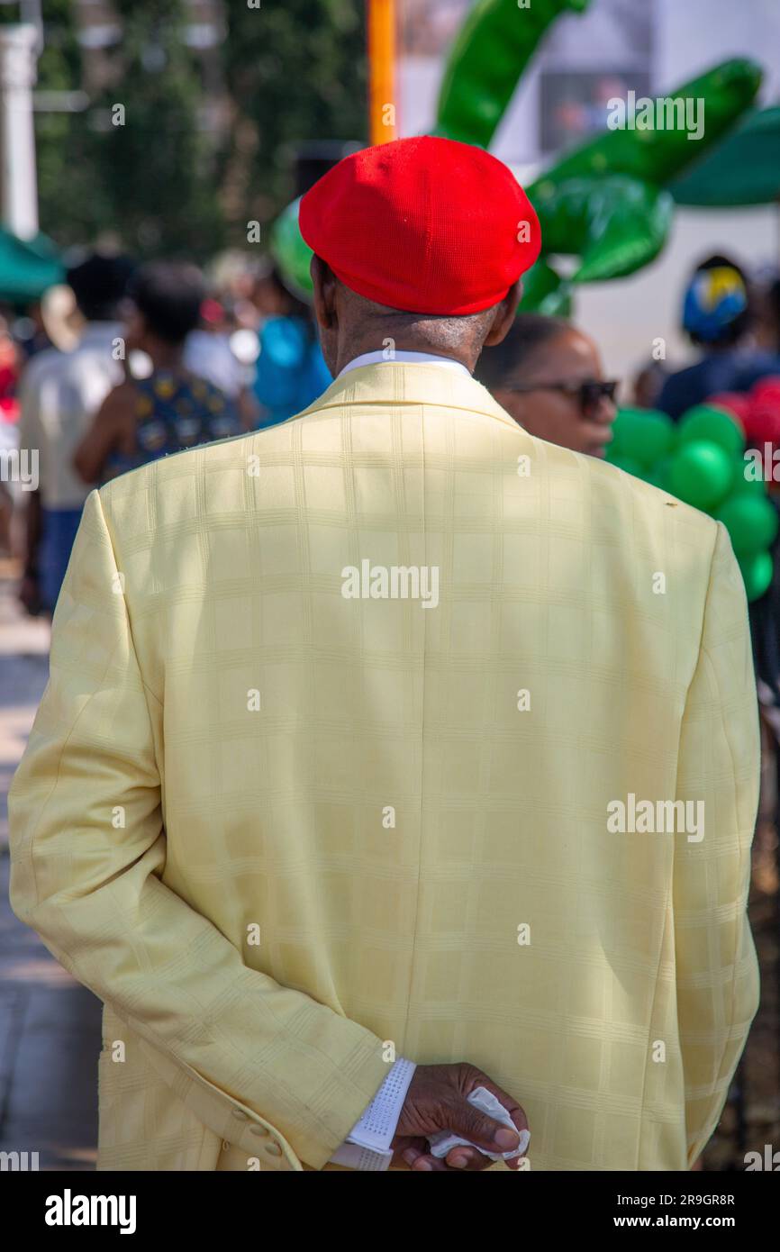 Londres, Royaume-Uni. 25th juin 2023. Un homme regarde pendant que les gens se rassemblent sur la place Windrush lors d'une célébration pour marquer le 75th anniversaire de l'arrivée de HMT Empire Windrush en Grande-Bretagne de la Caraïbe. La génération Windrush est surtout composée de personnes afro-caribéennes qui sont arrivées entre 1948 et le début de 1970s lors de la première grande vague d'immigrants noirs au Royaume-Uni. Crédit : SOPA Images Limited/Alamy Live News Banque D'Images