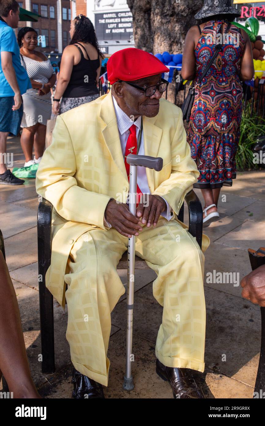 Londres, Royaume-Uni. 25th juin 2023. Un homme regarde pendant que les gens se rassemblent sur la place Windrush lors d'une célébration pour marquer le 75th anniversaire de l'arrivée de HMT Empire Windrush en Grande-Bretagne de la Caraïbe. La génération Windrush est surtout composée de personnes afro-caribéennes qui sont arrivées entre 1948 et le début de 1970s lors de la première grande vague d'immigrants noirs au Royaume-Uni. Crédit : SOPA Images Limited/Alamy Live News Banque D'Images