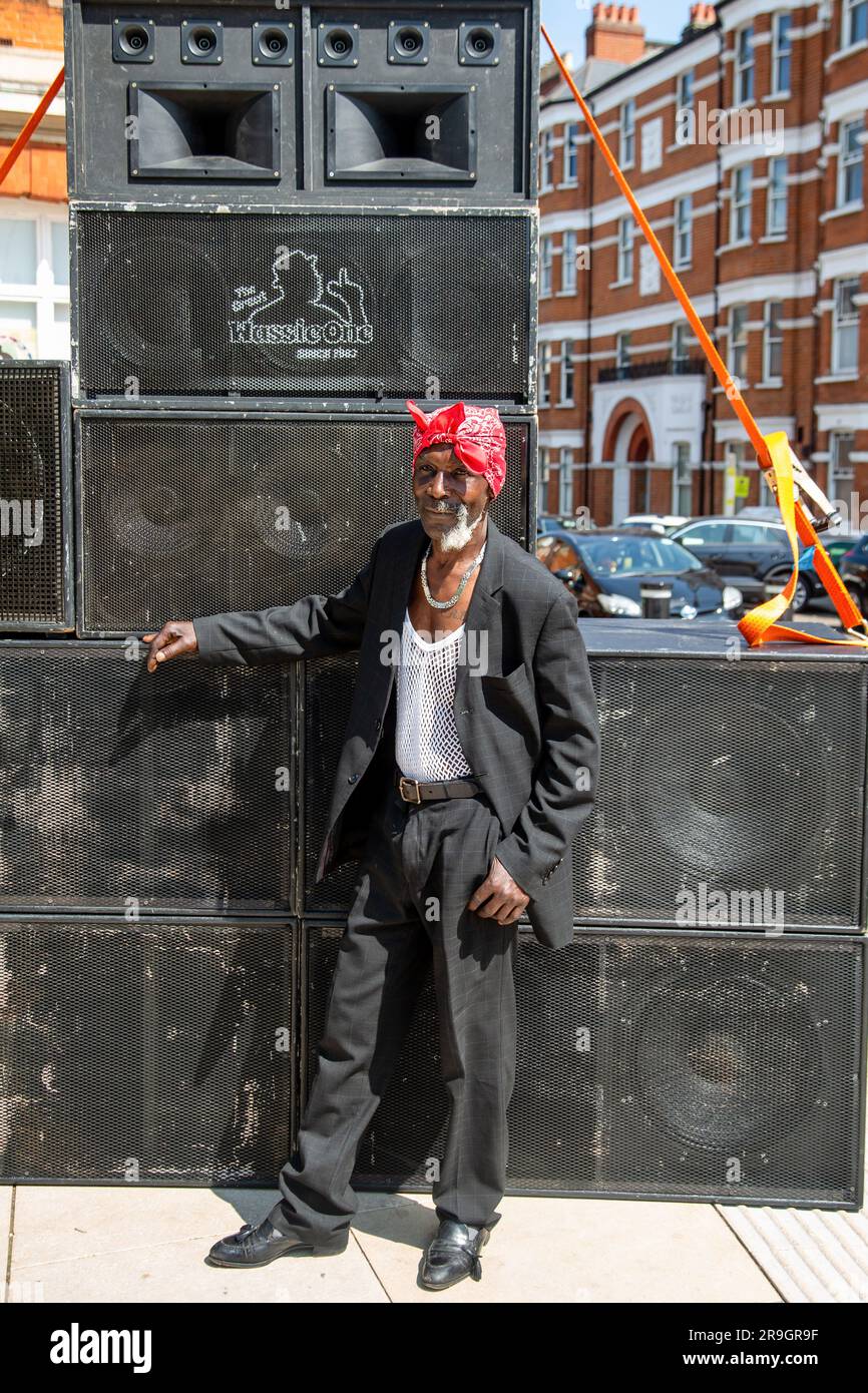 Londres, Royaume-Uni. 25th juin 2023. Un homme pose pour des photos devant des haut-parleurs sur la place Windrush lors d'une célébration marquant le 75th anniversaire de l'arrivée de HMT Empire Windrush en Grande-Bretagne des Caraïbes. La génération Windrush est surtout composée de personnes afro-caribéennes qui sont arrivées entre 1948 et le début de 1970s lors de la première grande vague d'immigrants noirs au Royaume-Uni. Crédit : SOPA Images Limited/Alamy Live News Banque D'Images