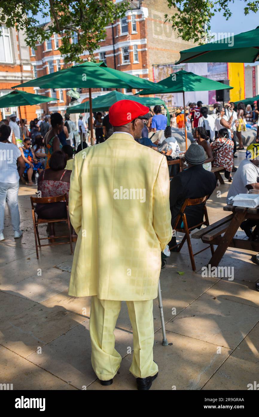 Londres, Royaume-Uni. 25th juin 2023. Un homme regarde pendant que les gens se rassemblent sur la place Windrush lors d'une célébration pour marquer le 75th anniversaire de l'arrivée de HMT Empire Windrush en Grande-Bretagne de la Caraïbe. La génération Windrush est surtout composée de personnes afro-caribéennes qui sont arrivées entre 1948 et le début de 1970s lors de la première grande vague d'immigrants noirs au Royaume-Uni. Crédit : SOPA Images Limited/Alamy Live News Banque D'Images