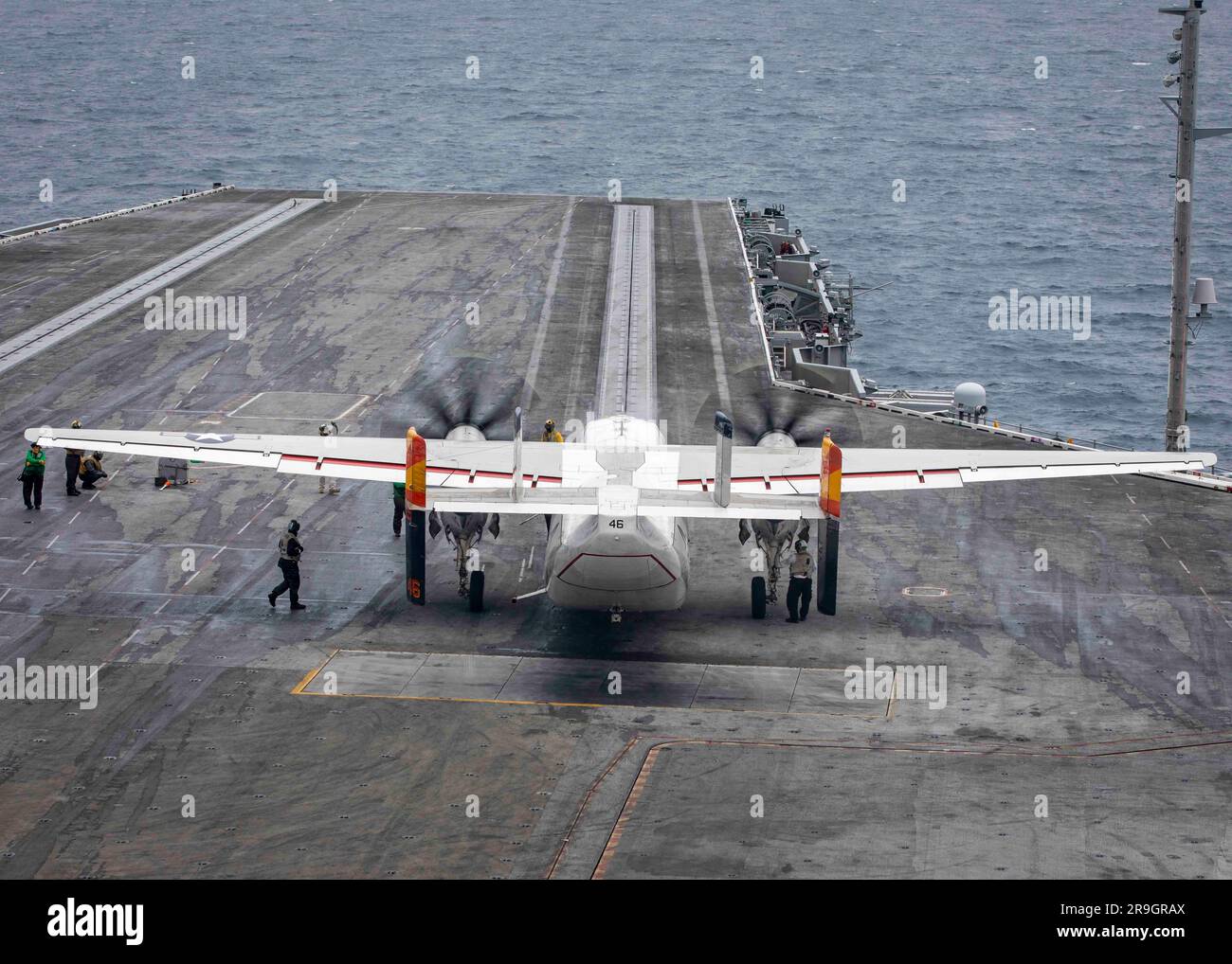 230623-N-EW043-2008 OCÉAN ATLANTIQUE (23 juin 2023) un E-2D Hawkeye, attaché à l'escadron de commandement et de contrôle aéroporté du transporteur (VAW) 120, effectue un toucher-aller sur le pont de vol du porte-avions de la classe Nimitz USS George H.W. Bague (CVN 77), 23 juin 2023. Le George H.W. M. Bush est en cours dans l'océan Atlantique pour effectuer des qualifications de transporteur, une évolution de la formation qui assure la compétence des pilotes. (É.-U. Photo marine par le Matelot de 1re classe Erin Watson) Banque D'Images