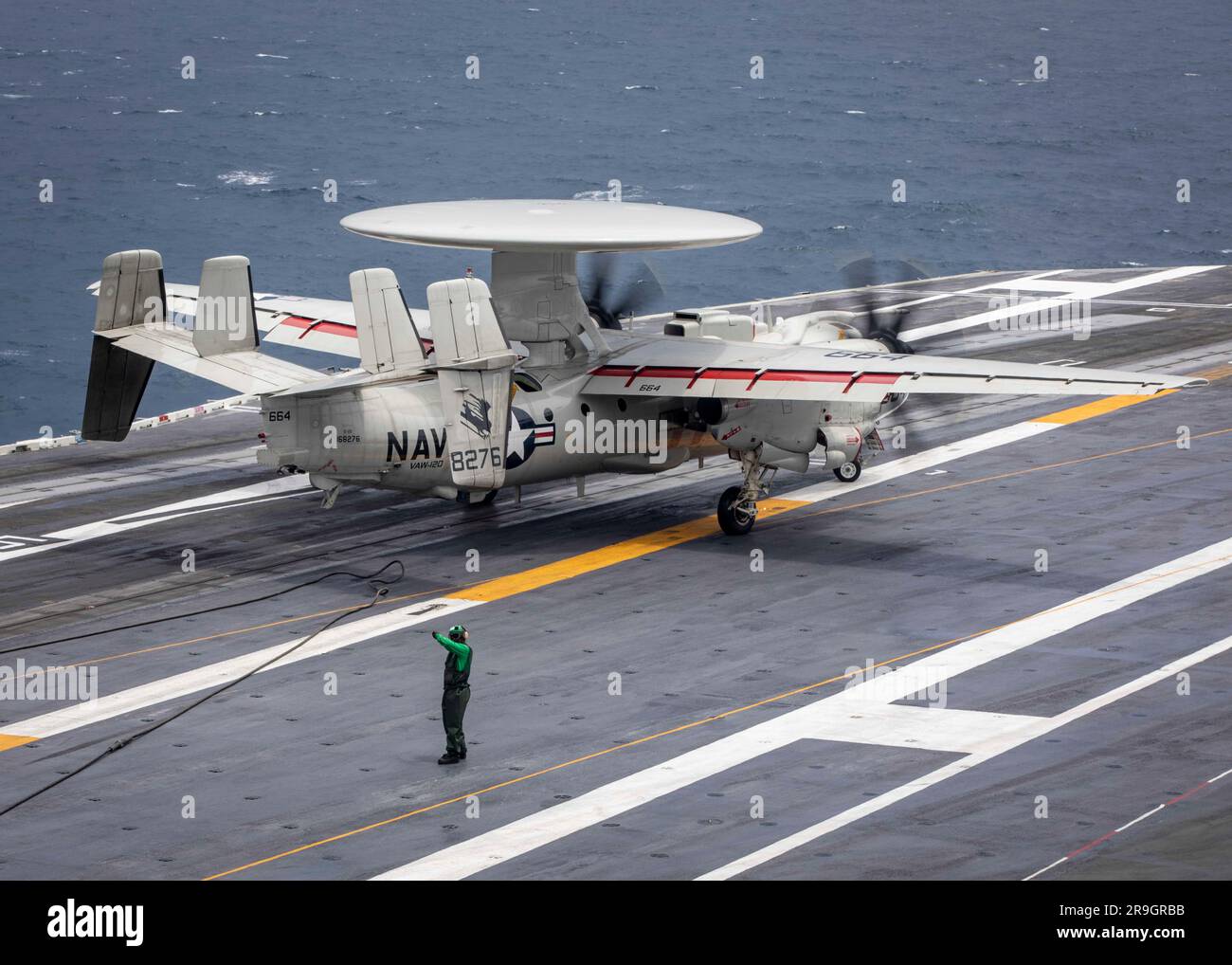 230623-N-EW043-2008 OCÉAN ATLANTIQUE (23 juin 2023) un E-2D Hawkeye, attaché à l'escadron de commandement et de contrôle aéroporté du transporteur (VAW) 120, effectue un toucher-aller sur le pont de vol du porte-avions de la classe Nimitz USS George H.W. Bague (CVN 77), 23 juin 2023. Le George H.W. M. Bush est en cours dans l'océan Atlantique pour effectuer des qualifications de transporteur, une évolution de la formation qui assure la compétence des pilotes. (É.-U. Photo marine par le Matelot de 1re classe Erin Watson) Banque D'Images