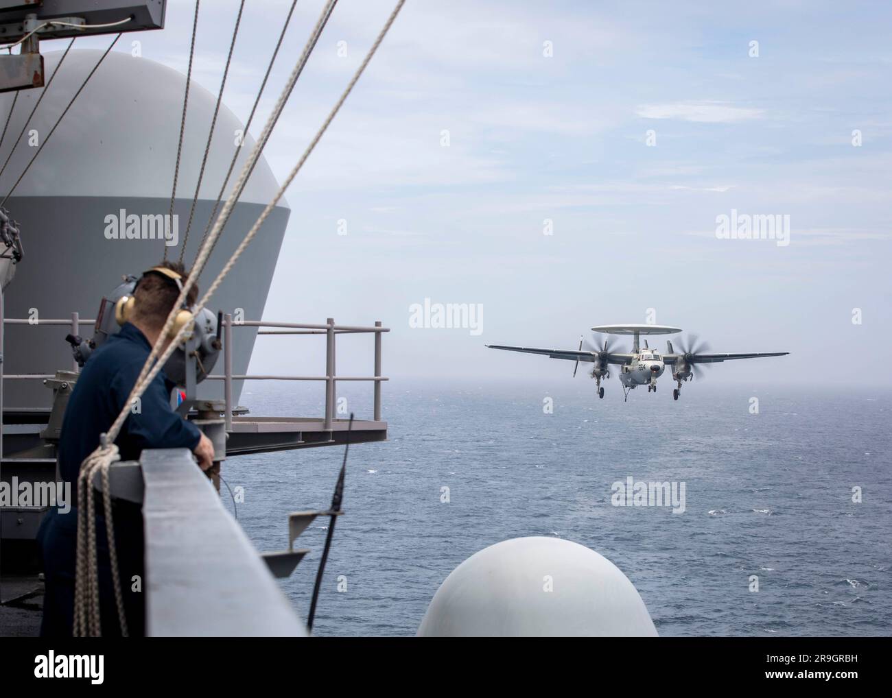 230623-N-EW043-2024 OCÉAN ATLANTIQUE (23 juin 2023) un E-2D Hawkeye, attaché à l'escadron de commandement et de contrôle aéroporté du transporteur (VAW) 120, effectue un toucher-aller sur le pont de vol du porte-avions de la classe Nimitz USS George H.W. Bague (CVN 77), 23 juin 2023. Le George H.W. M. Bush est en cours dans l'océan Atlantique pour effectuer des qualifications de transporteur, une évolution de la formation qui assure la compétence des pilotes. (É.-U. Photo marine par le Matelot de 1re classe Erin Watson) Banque D'Images