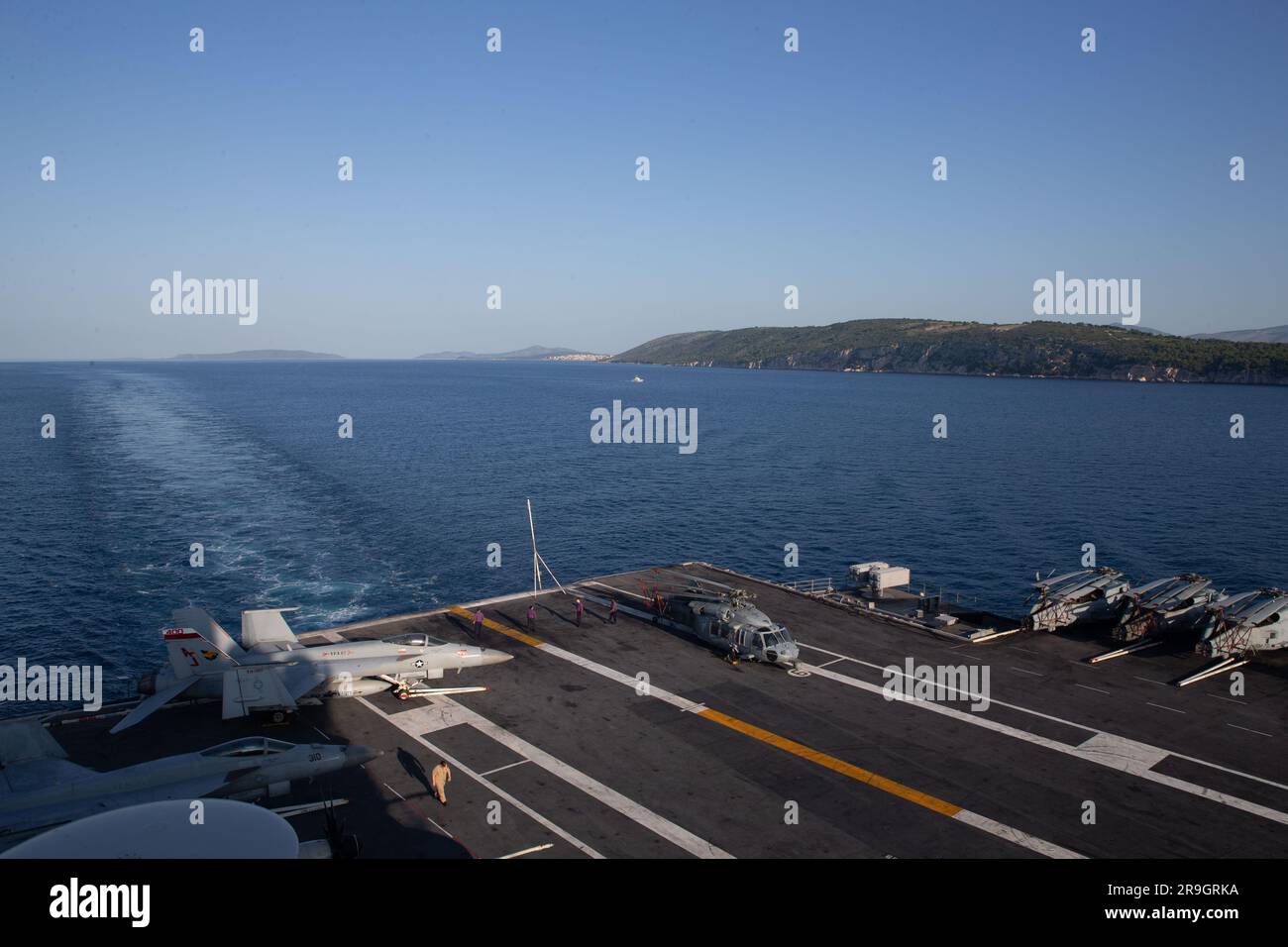 Le plus grand porte-avions USS Gerald R. Ford (CVN 78) de worldÕs ...