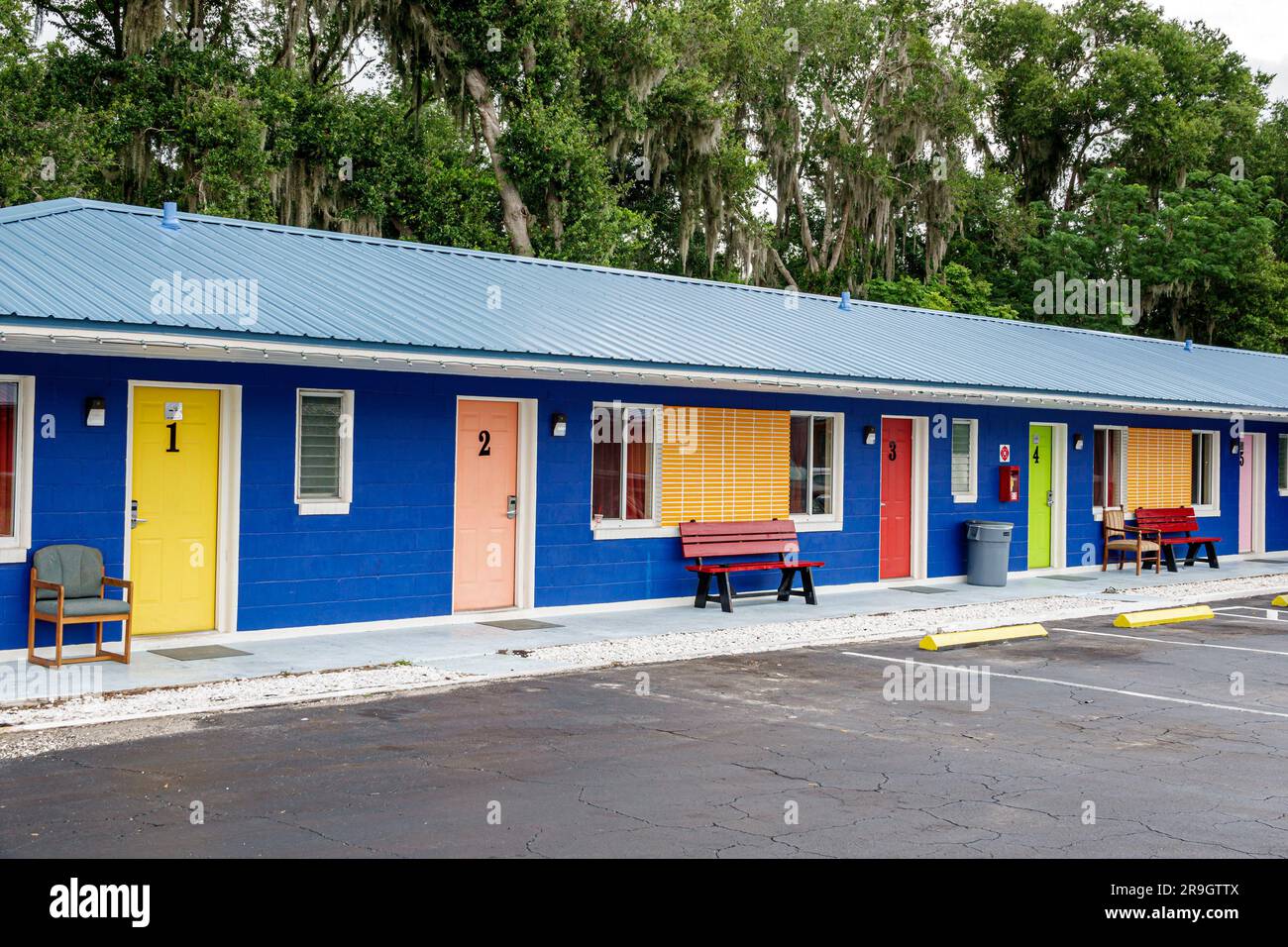 Crescent City Florida, Lake View Motel, hébergement économique coloré de couleur des portes peintes Banque D'Images
