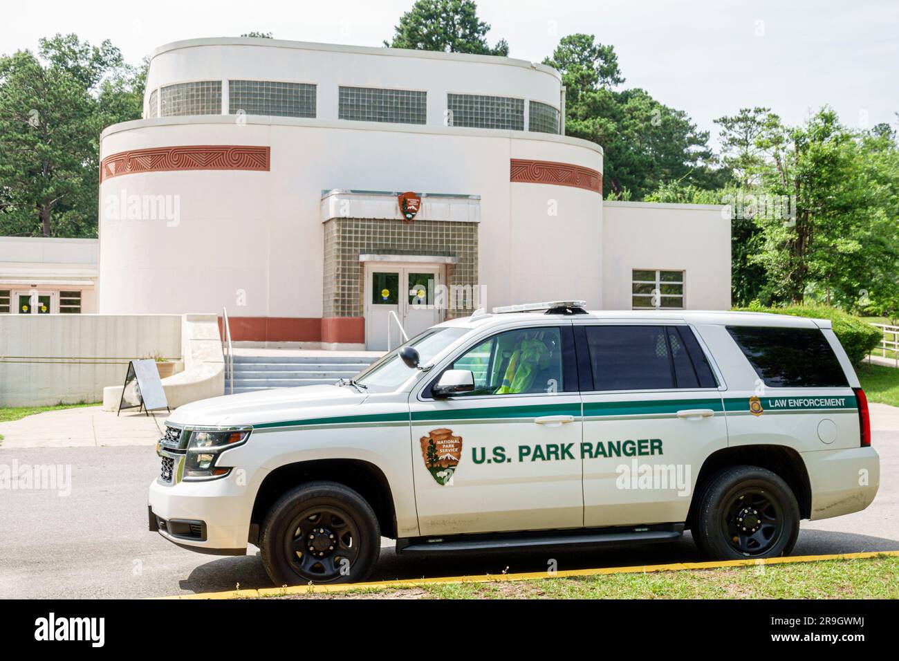 Macon Georgia, parc historique national d'Ocmulgee Mounds, centre d'accueil, véhicule US Park Ranger, patrie ancestrale de la nation de Muscogee Creek, outs Banque D'Images