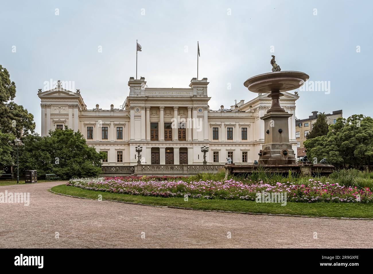 Bâtiment principal de l'université de Lund avec fleurs et fontaine dans le sommertime, Lund, Suède, 17 juillet 2022 Banque D'Images