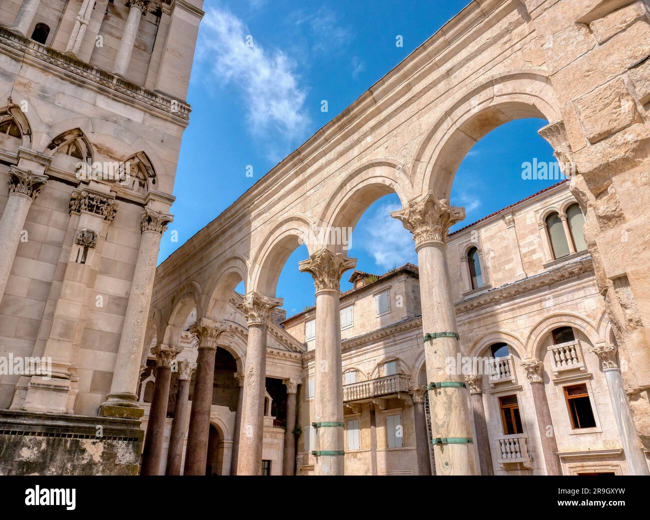Les anciennes colonnes romaines et les arches de la cour centrale, appelée le Peristyle, dans le palais de Dioclétien, situé dans la vieille ville de Split, en Croatie Banque D'Images
