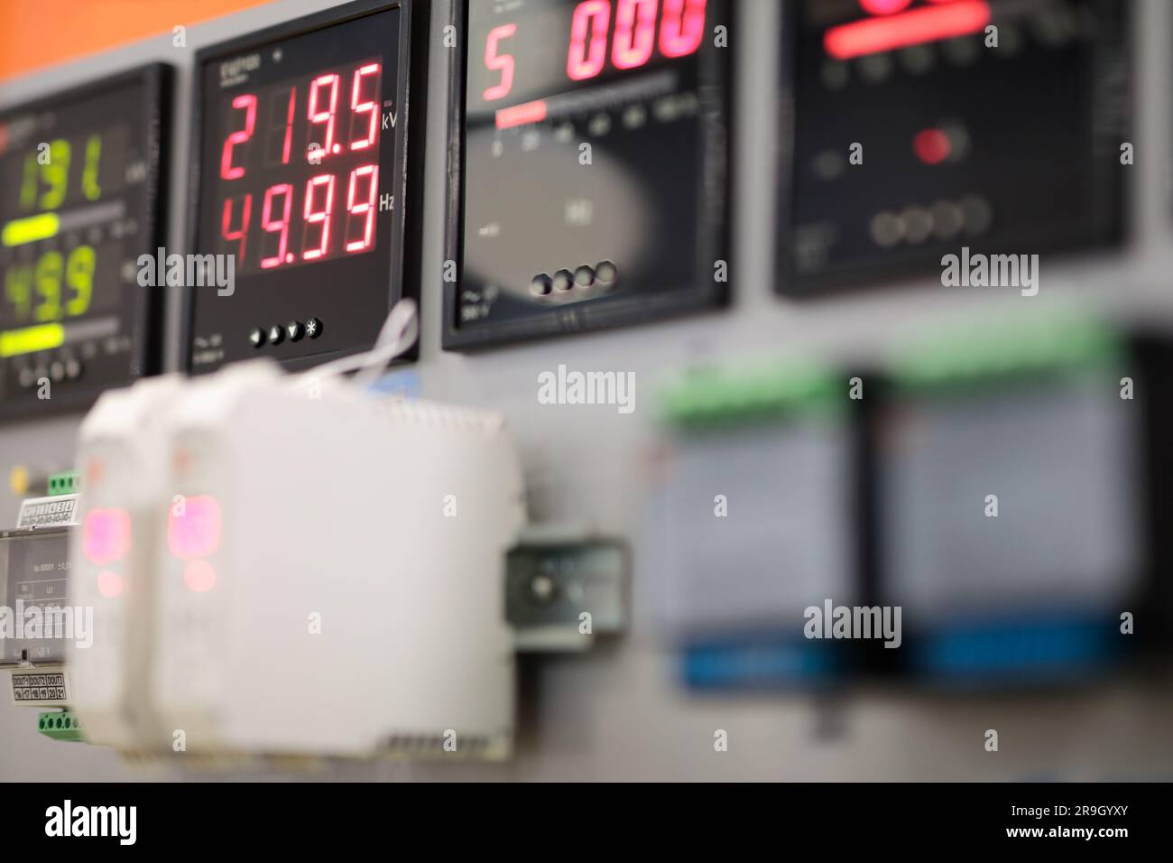 Tableau électrique avec jauges d'électricité numériques. Mise au point sélective. Banque D'Images