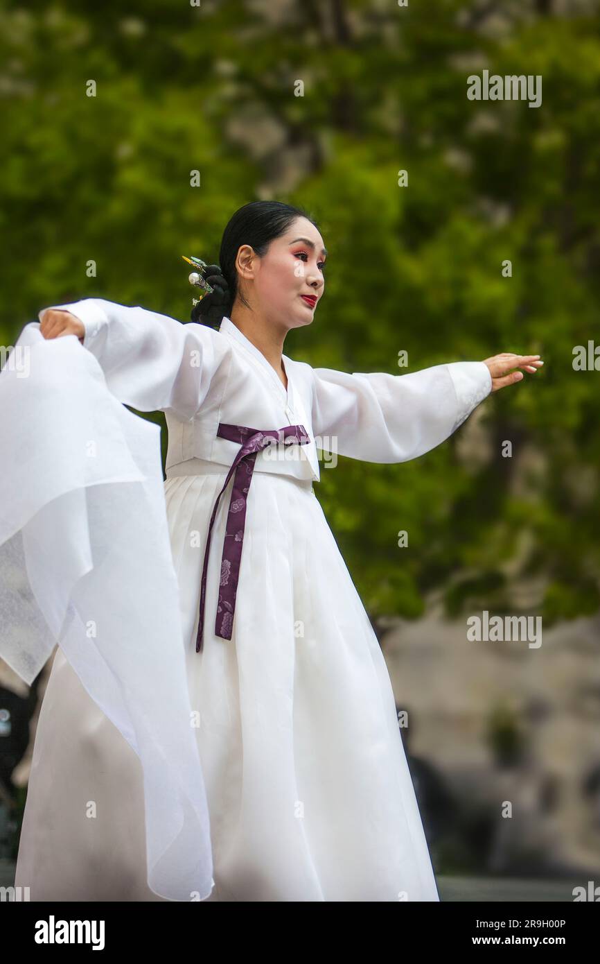 Danseur folklorique traditionnel au Korean Festival au Getty Center de Los Angeles, CA Banque D'Images