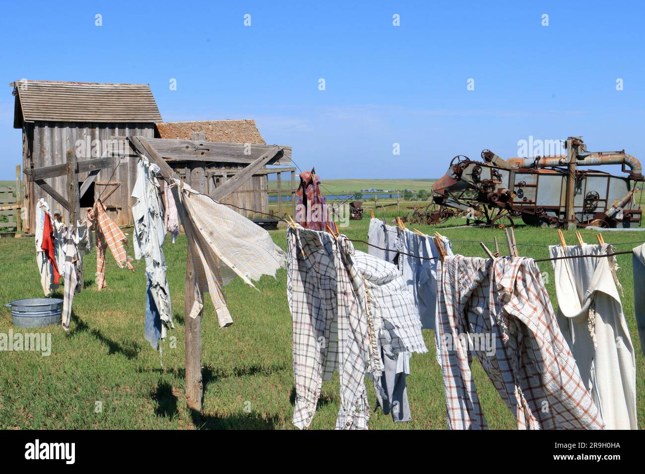 Linge séchant sur une corde à linge sur une propriété d'époque sur les grandes plaines des États-Unis en été Banque D'Images