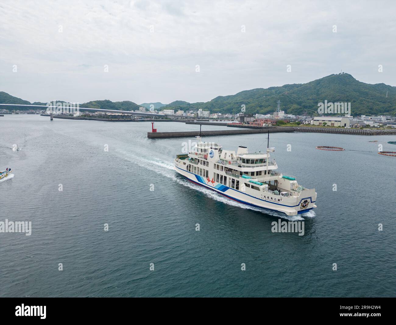 Kumamoto, Japon - 22 mai 2023 : vue aérienne du ferry qui relie Nagashima à Ushibuka dans l'île d'Amakusa à Kyushu, au Japon Banque D'Images