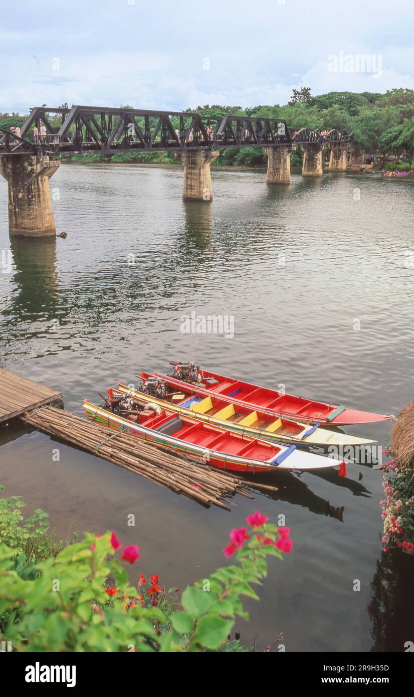 Une vue sur le pont sur la rivière Kwai (plus exactement la rivière Khwae Noi ou la rivière Khwae si Yok) en Thaïlande. Banque D'Images