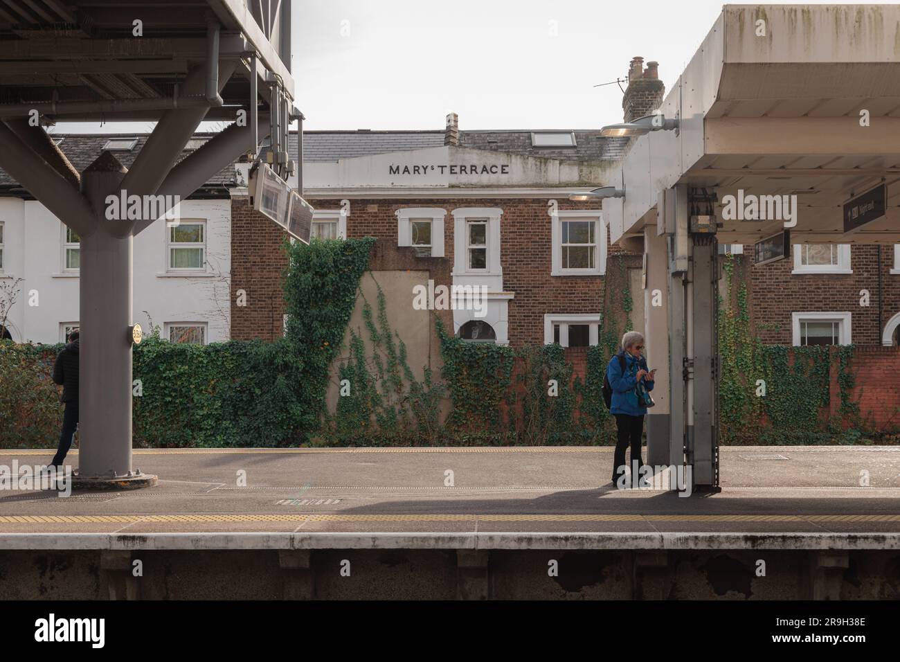En attendant le train pour le centre de Londres Banque D'Images