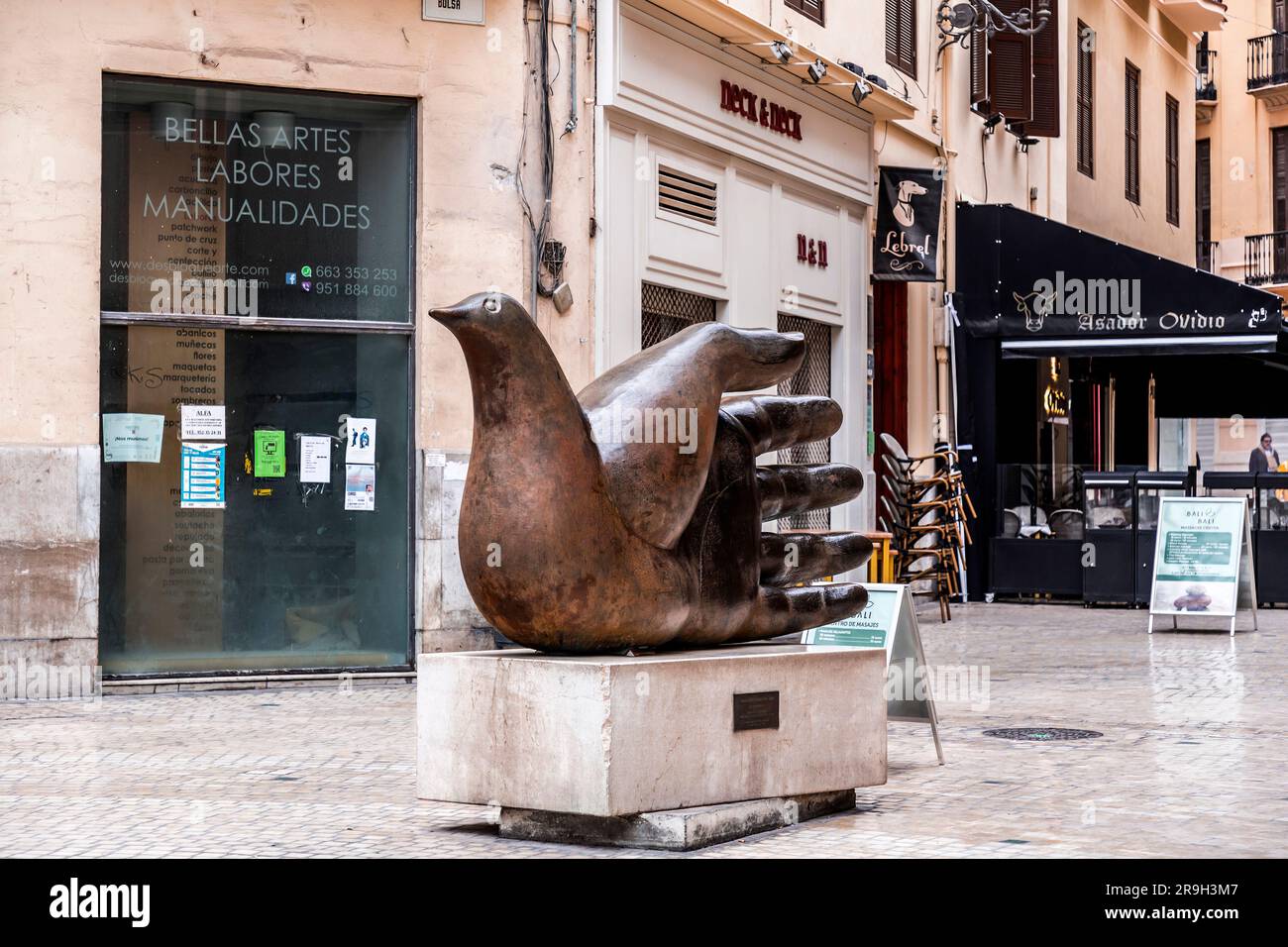 Malaga, Espagne - 27 FÉVRIER 2022 : statue d'oiseau de Chiromanque de Jose Sequiri, une forme de main à demi-colombe et à demi-ouverture, basée sur un dessin de l'artiste malagan Banque D'Images