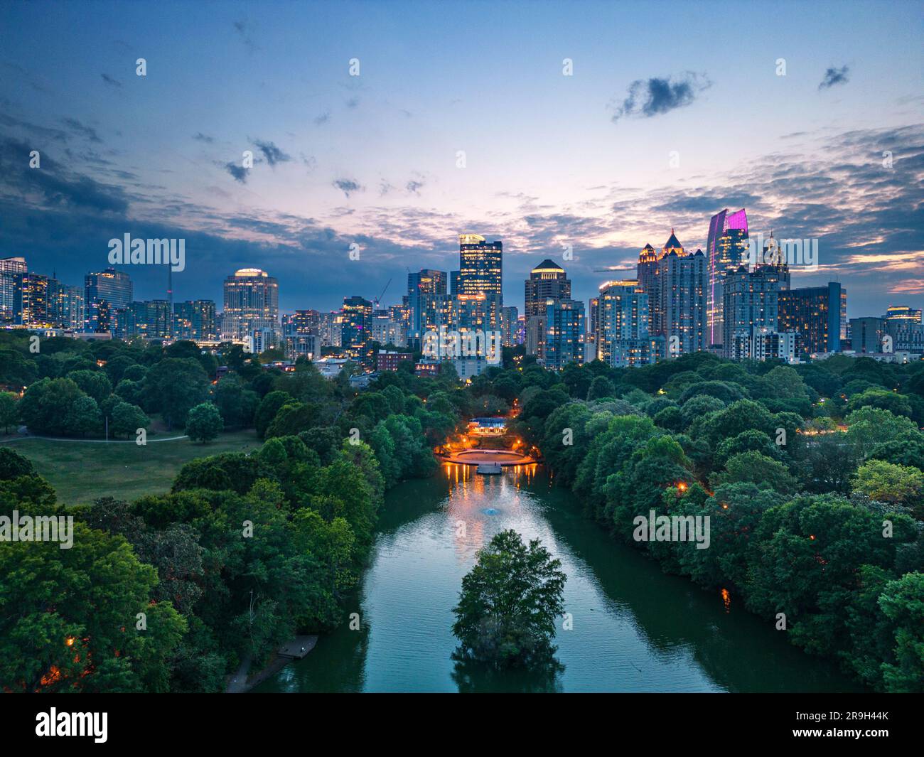 Atlanta, Géorgie, États-Unis surplombant Piedmont Park au crépuscule. Banque D'Images