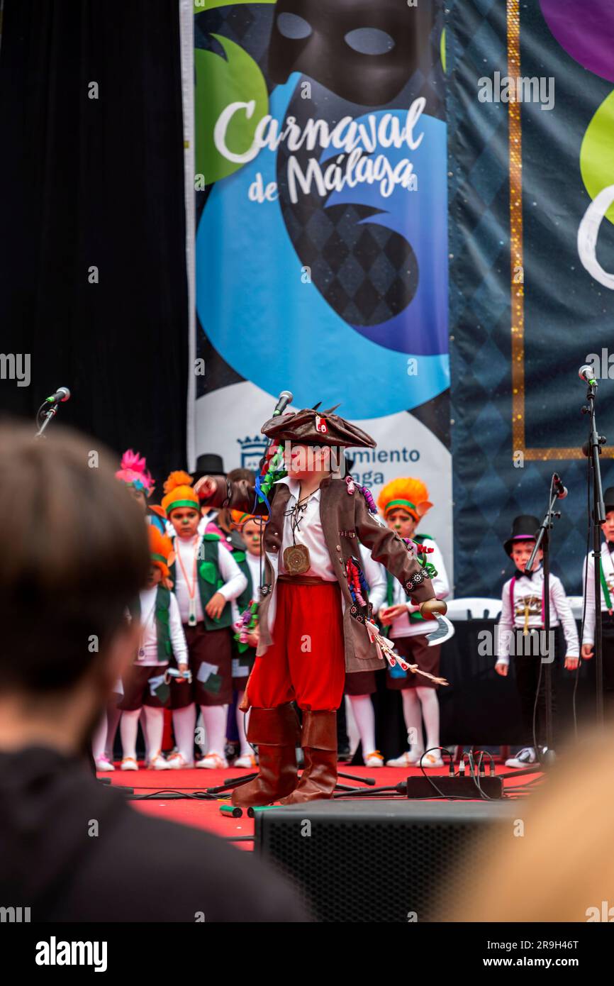 Malaga, Espagne - 27 FÉVRIER 2022: Les enfants dans un spectacle public au Carnaval de Malaga avec des costumes, des confettis, de la musique, de la danse, des mrches et des pièces de théâtre pour les enfants à Malaga Banque D'Images
