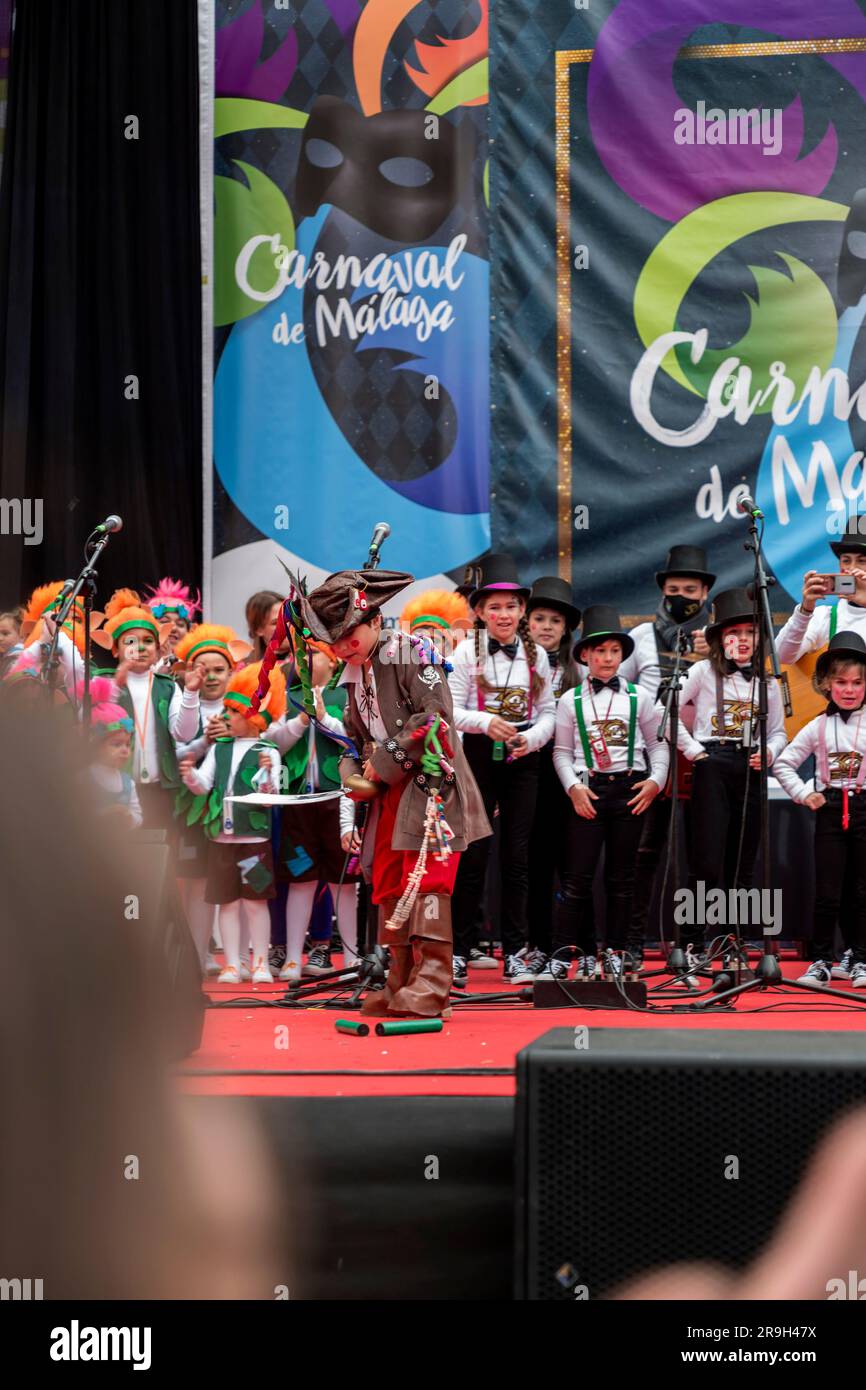 Malaga, Espagne - 27 FÉVRIER 2022: Les enfants dans un spectacle public au Carnaval de Malaga avec des costumes, des confettis, de la musique, de la danse, des mrches et des pièces de théâtre pour les enfants à Malaga Banque D'Images